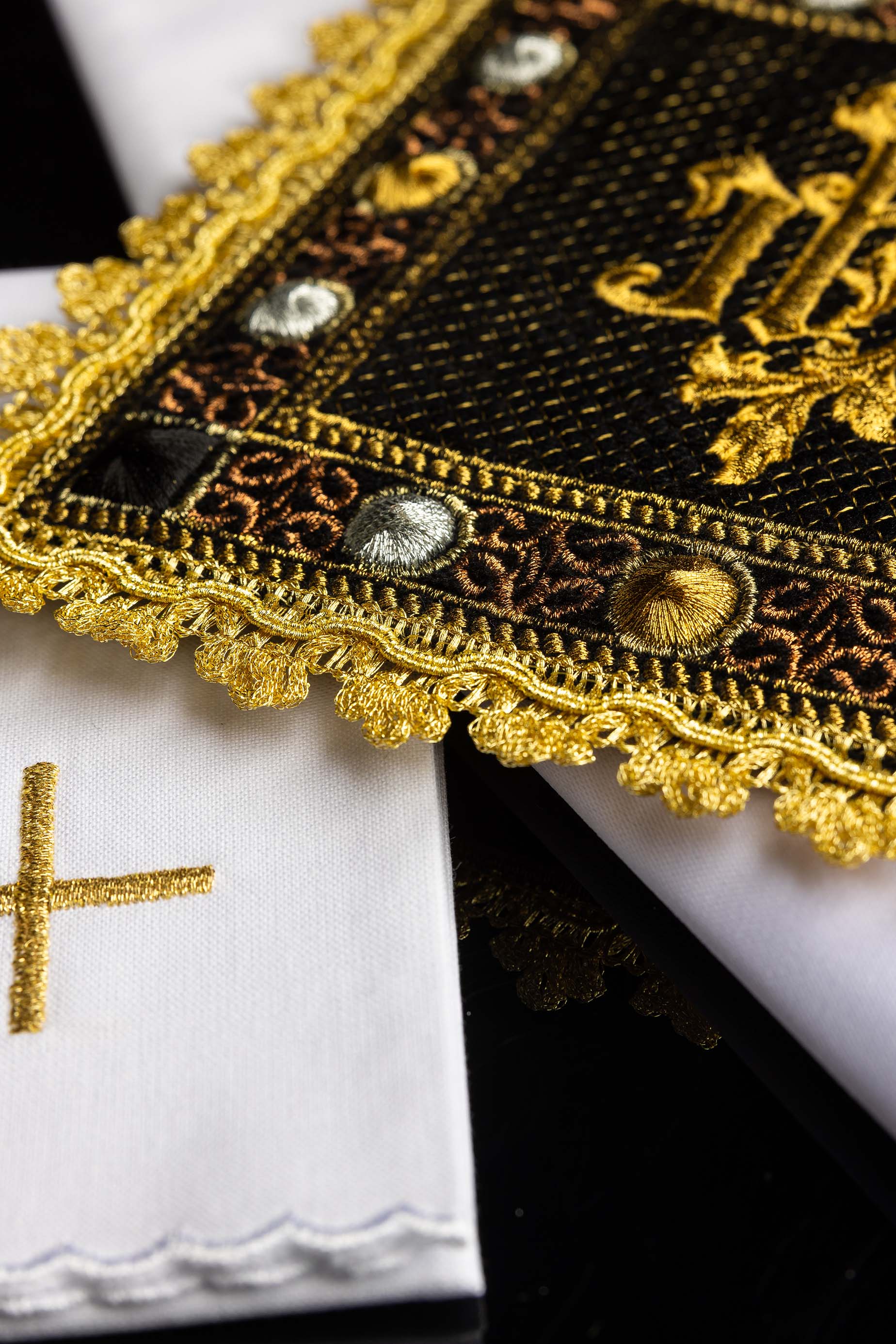 Aksamitny komplet kielichowy w kolorze czarny z haftowanym symbolem IHS - ORNATY.PL