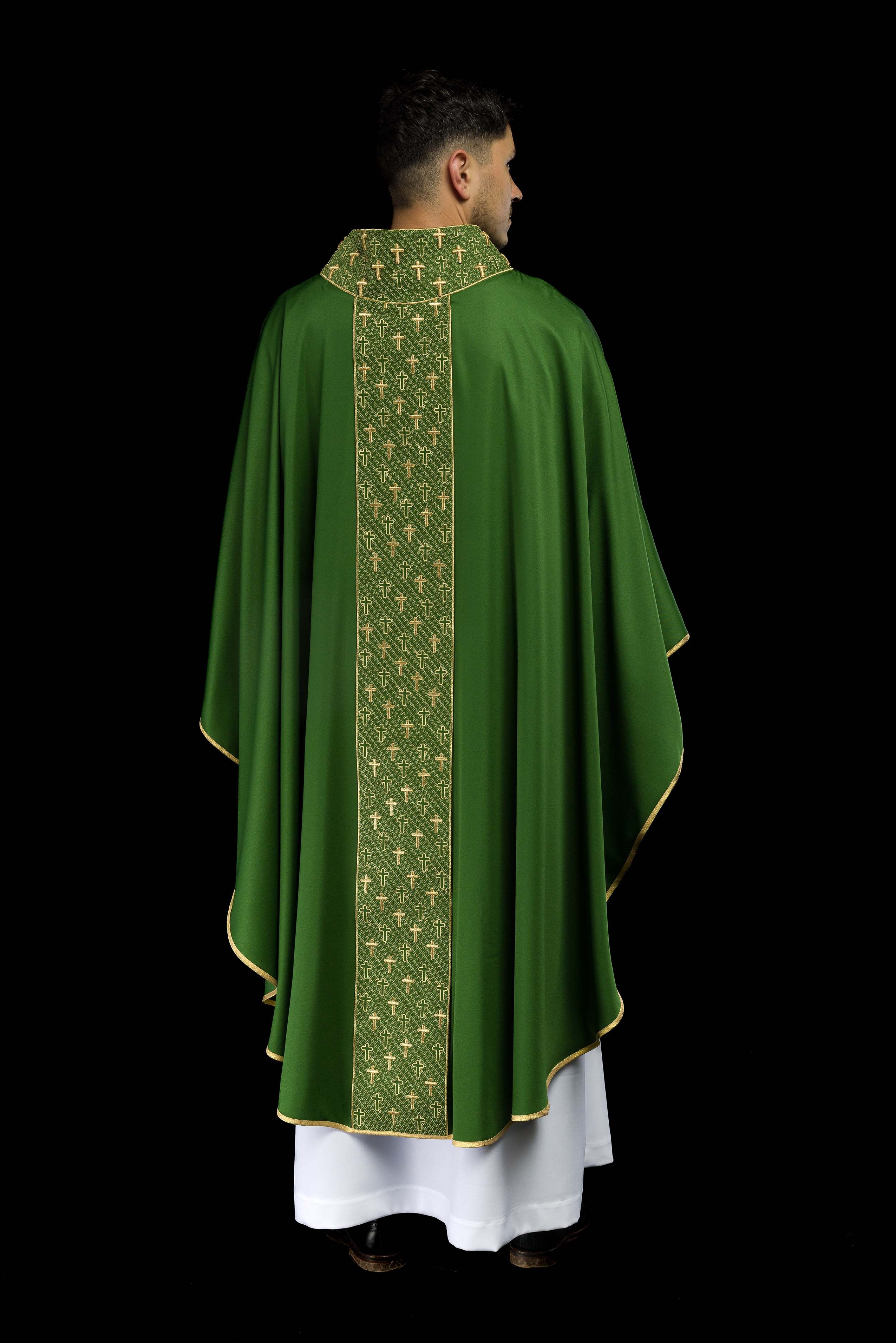Ornat z bogato haftowanym pasem w krzyże w kolorze zielonym - ORNATY.PL