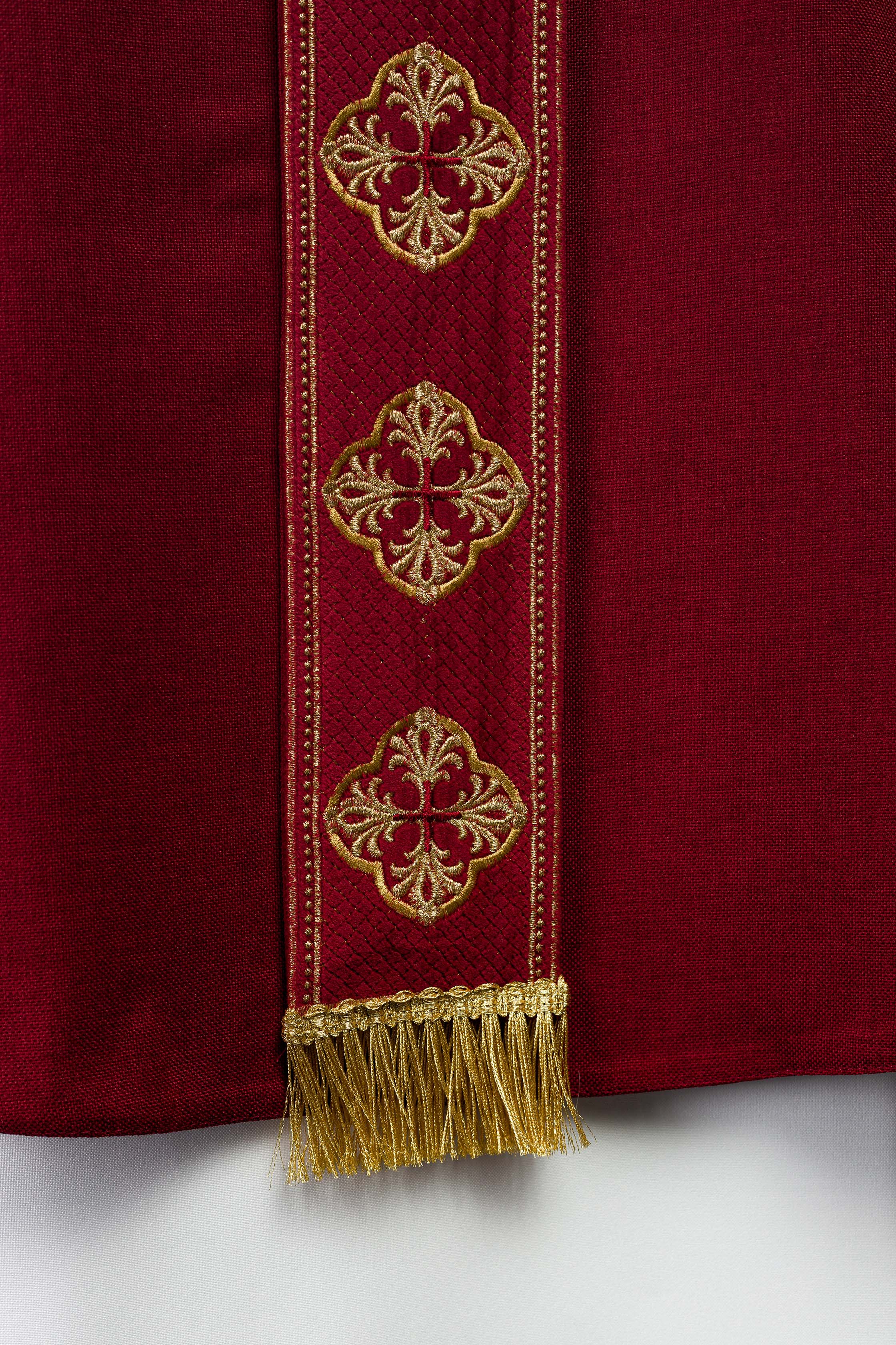 Ornat w kolorze czerwonym z haftowanym pasem i kołnierzem w krzyże - ORNATY.PL