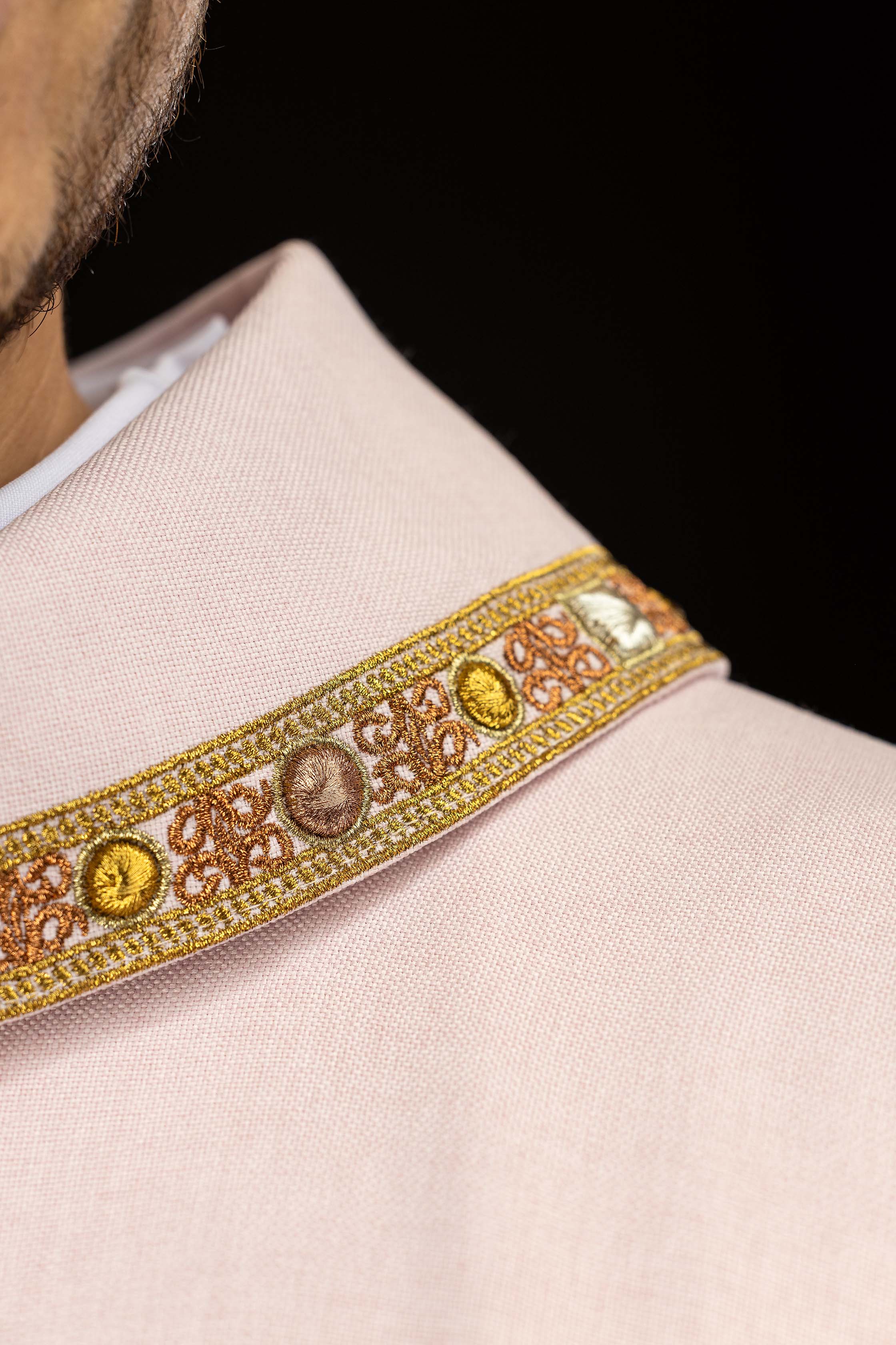 Ornat z lamówką wokół haftu IHS I kołnierza w kolorze różowym - ORNATY.PL