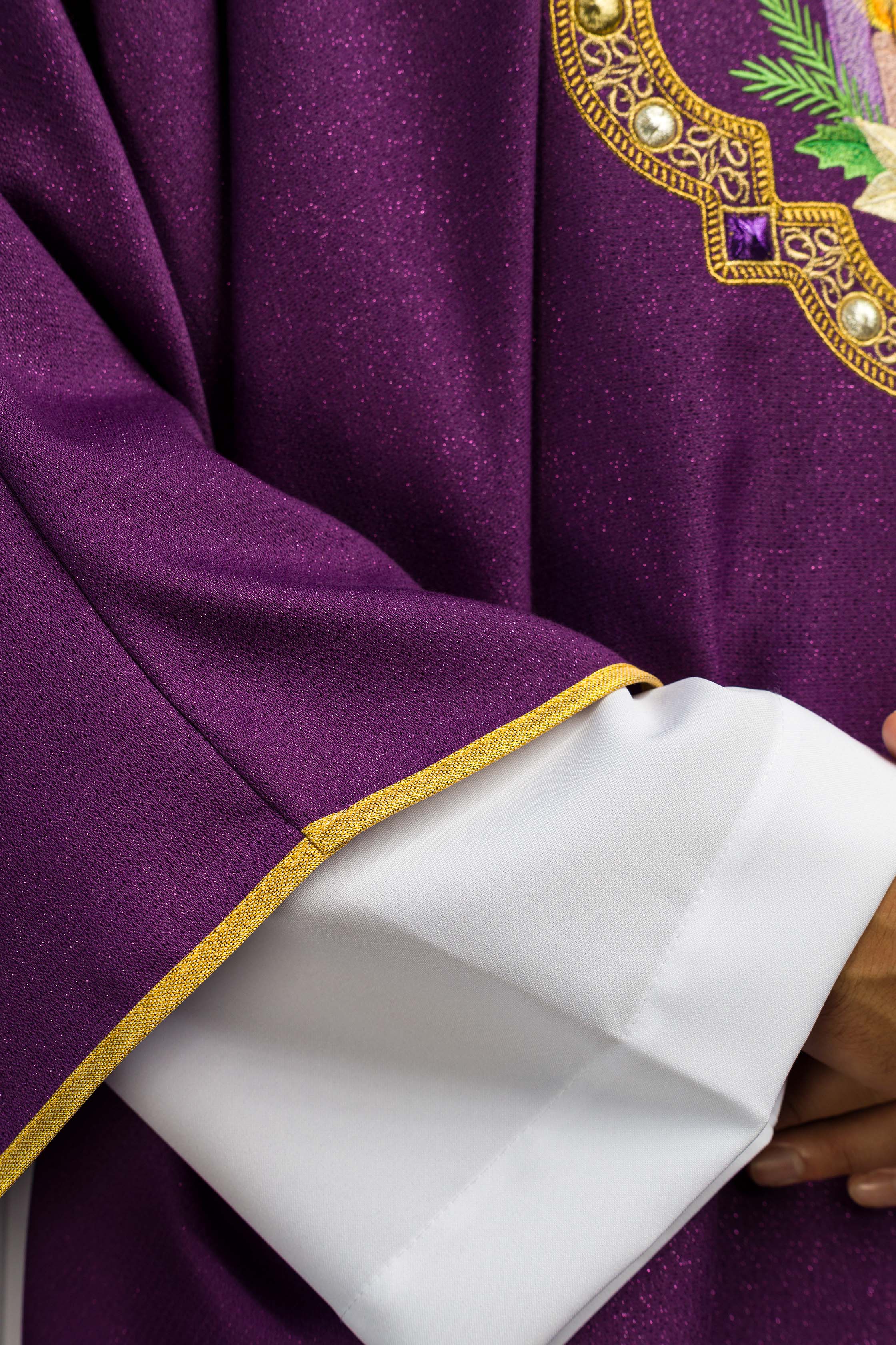 Ornat s veľkonočným baránkom ušitý z ozdobnej tkaniny