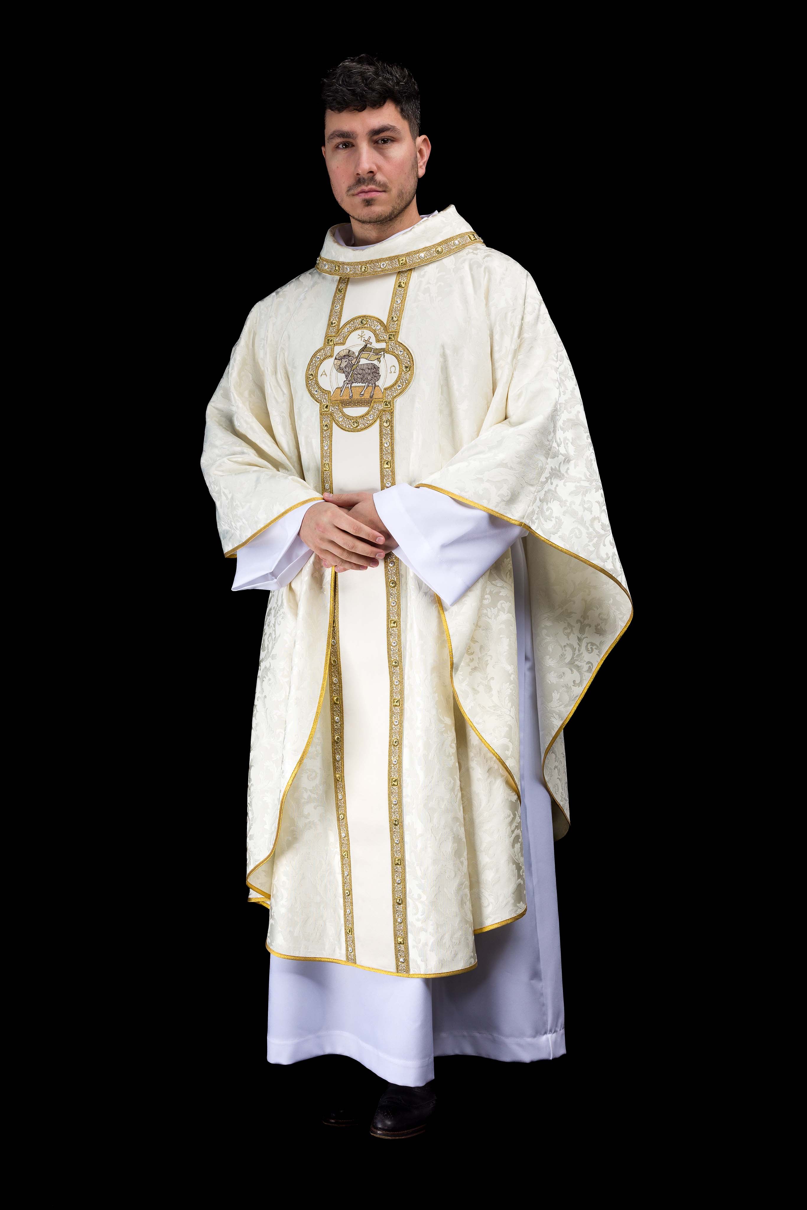 Ornat z pasem i haftem baranka wielkanocnego na tkaninie żakardowej - ORNATY.PL