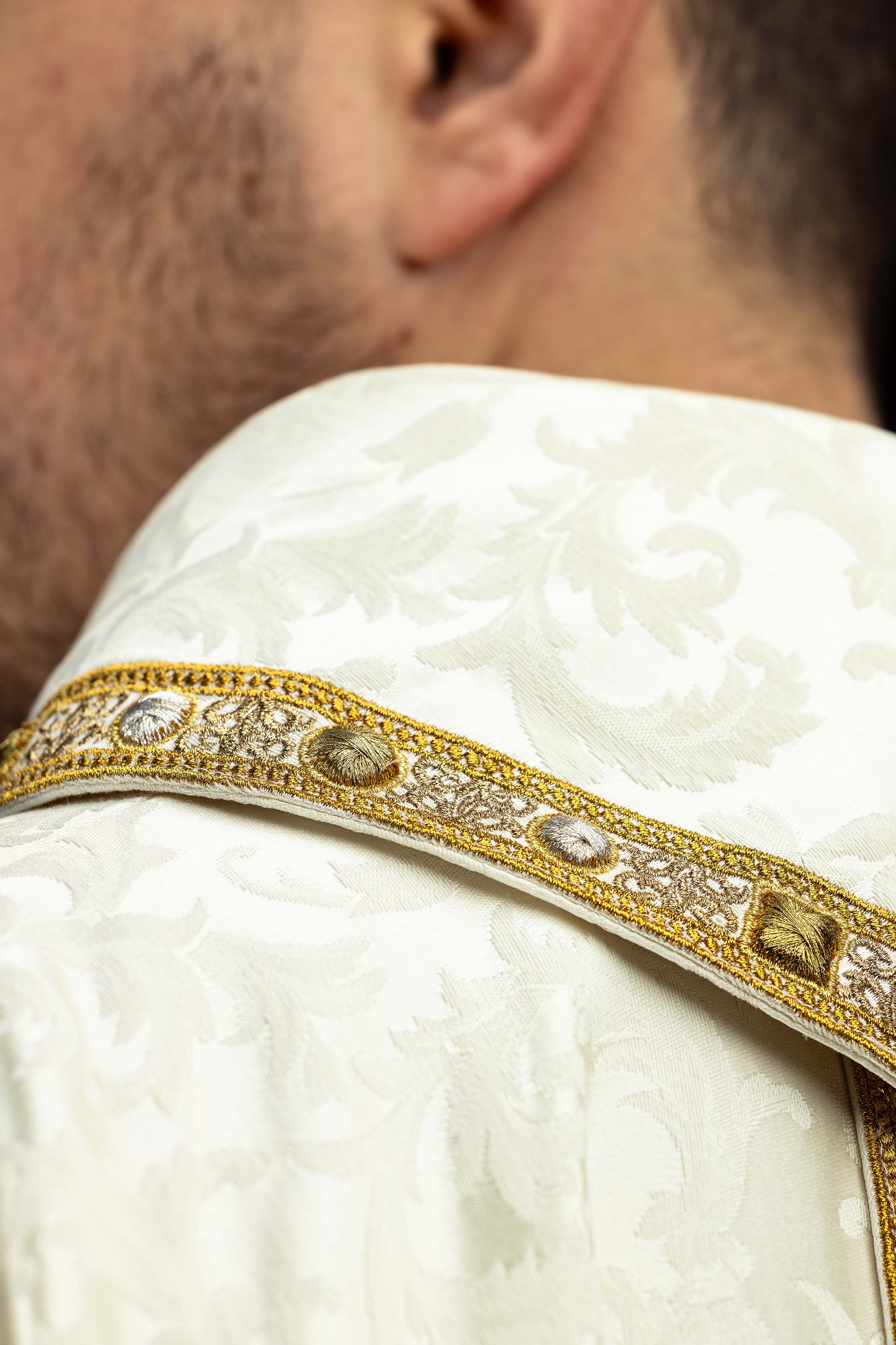 Ornat z pasem i haftem baranka wielkanocnego na tkaninie żakardowej - ORNATY.PL