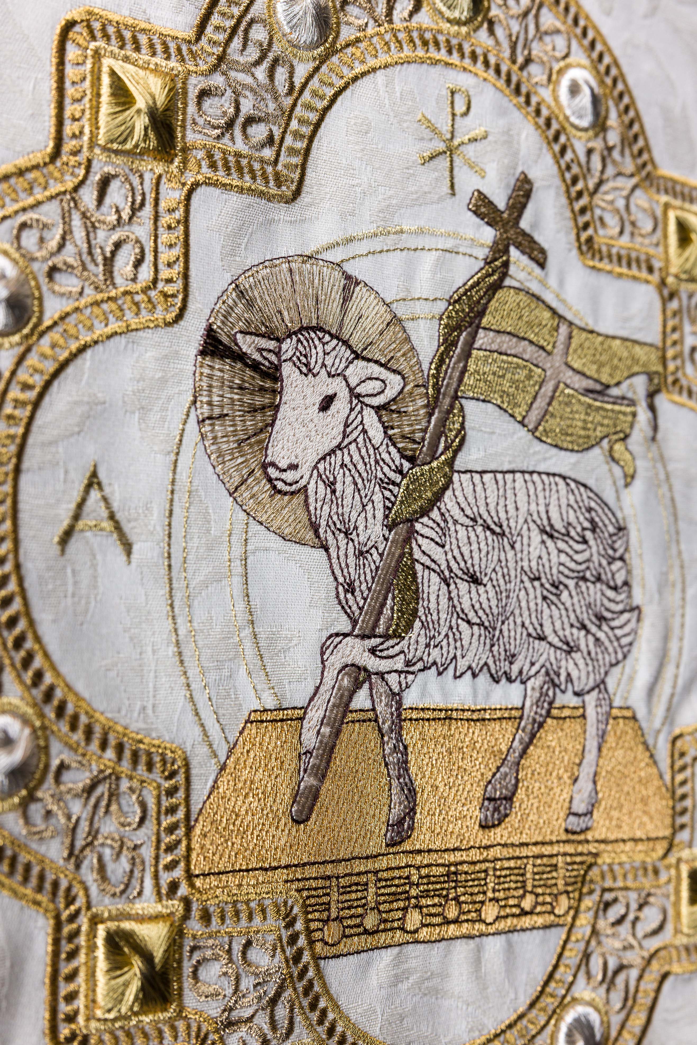 Ecru obrus na lektorium s mariánskym výšivkou