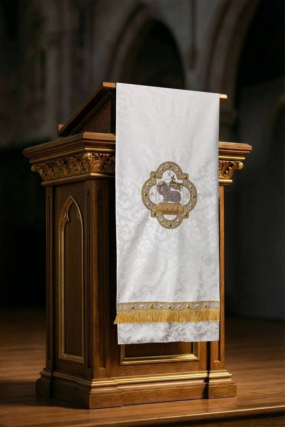 Ecru obrus na lektorium s mariánskym výšivkou