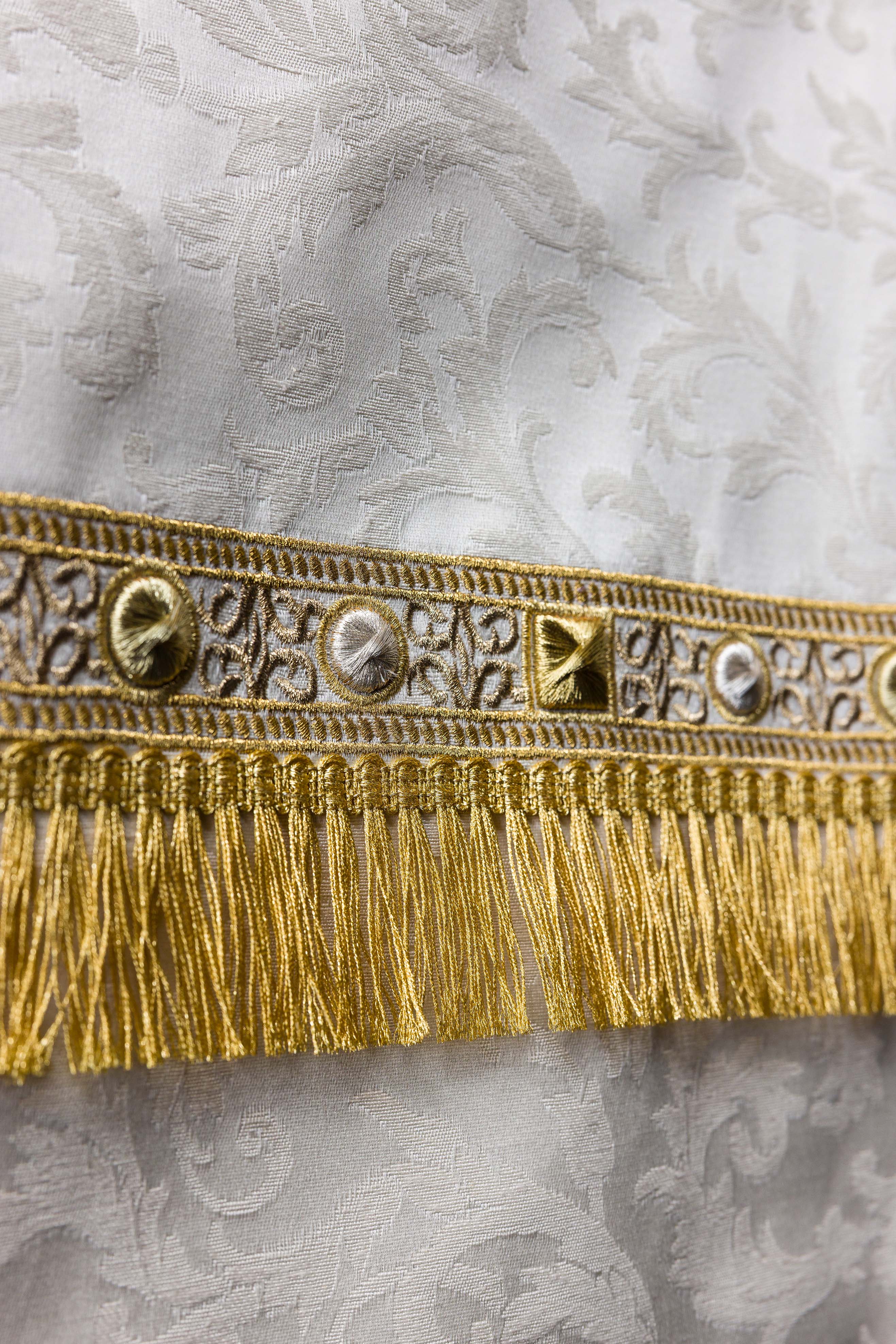 Ecru obrus na lektorium s mariánskym výšivkou