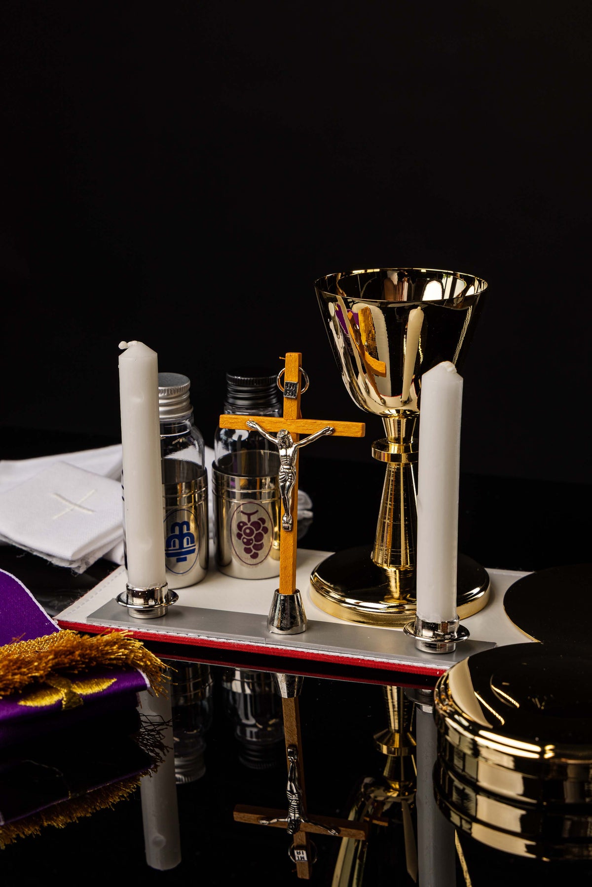 Misijný kufrík s liturgickým vybavením na rameno