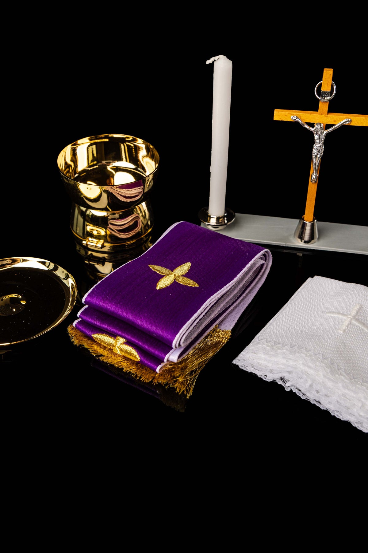 Kufrík na misie s liturgickým vybavením a oltárikom