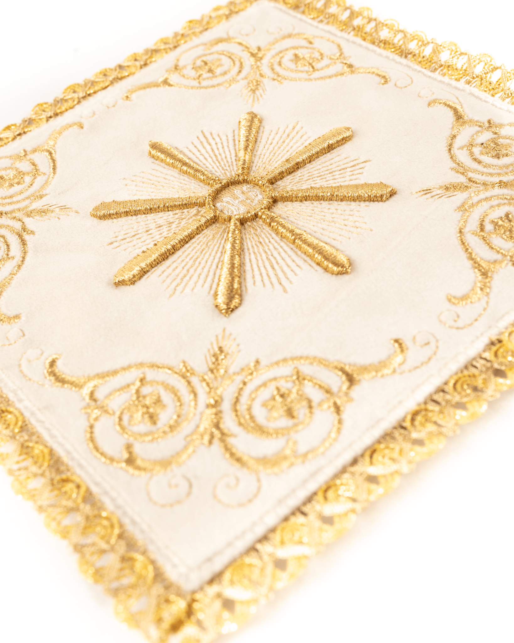 Bielizna kielichowa ecru z haftem słońca eucharystycznego