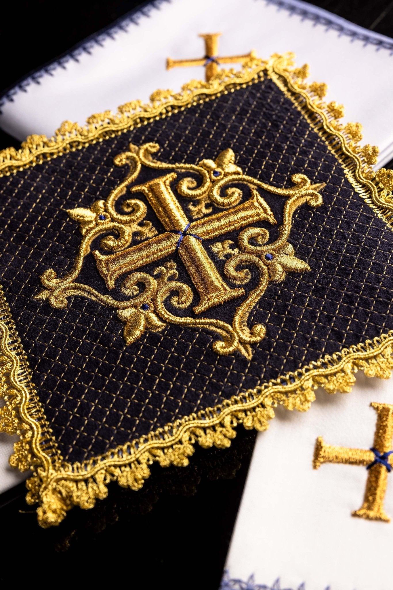 Bielizna kielichowa z haftowanym krzyżem aksamit fioletowa
