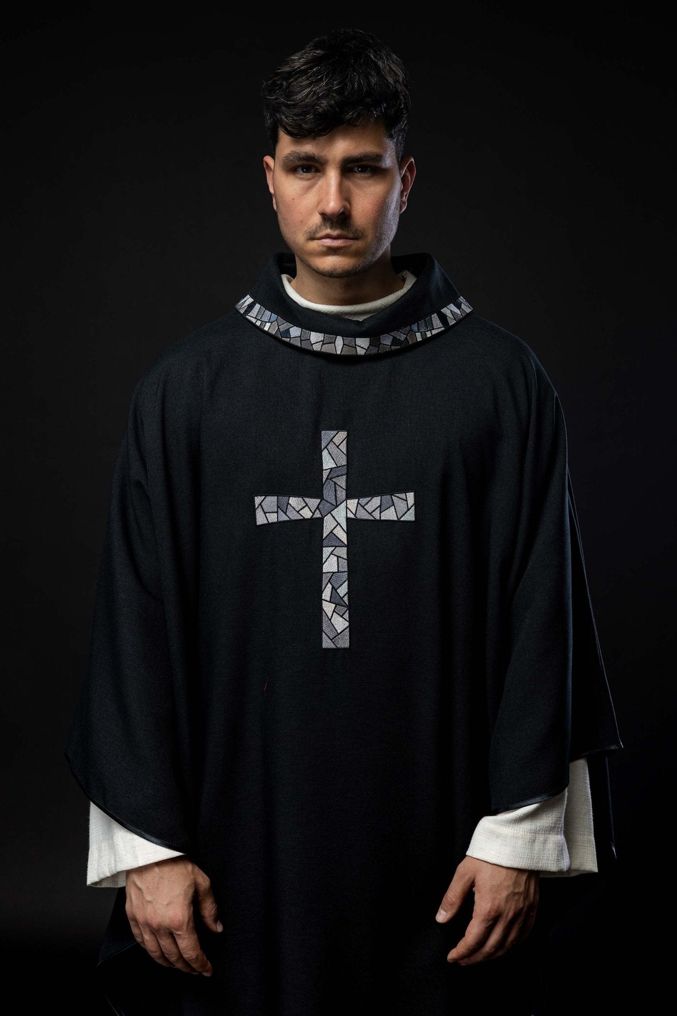 Czarny ornat z mozaikowym krzyżem