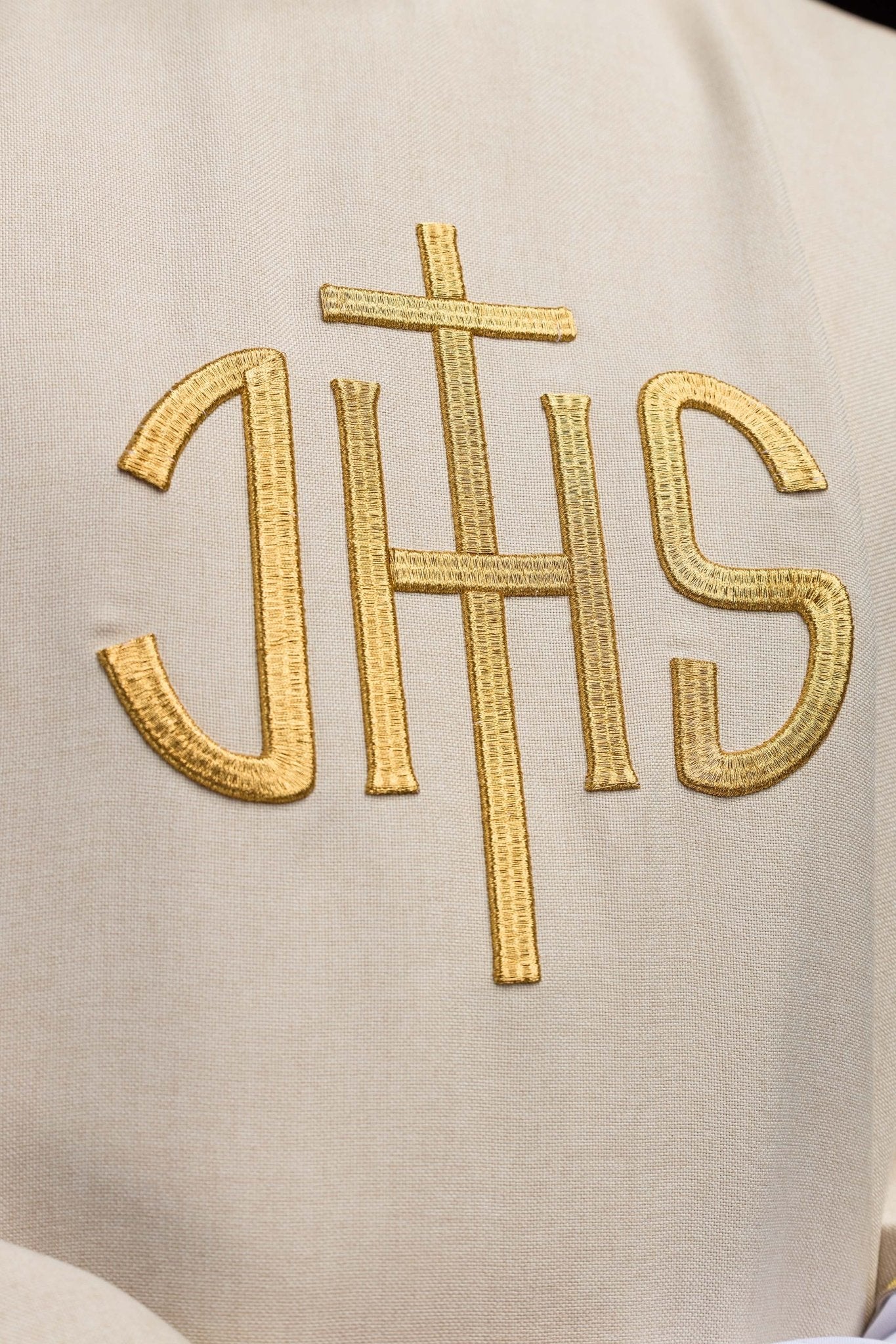 Ecru ornat liturgiczny z złotym haftem IHS
