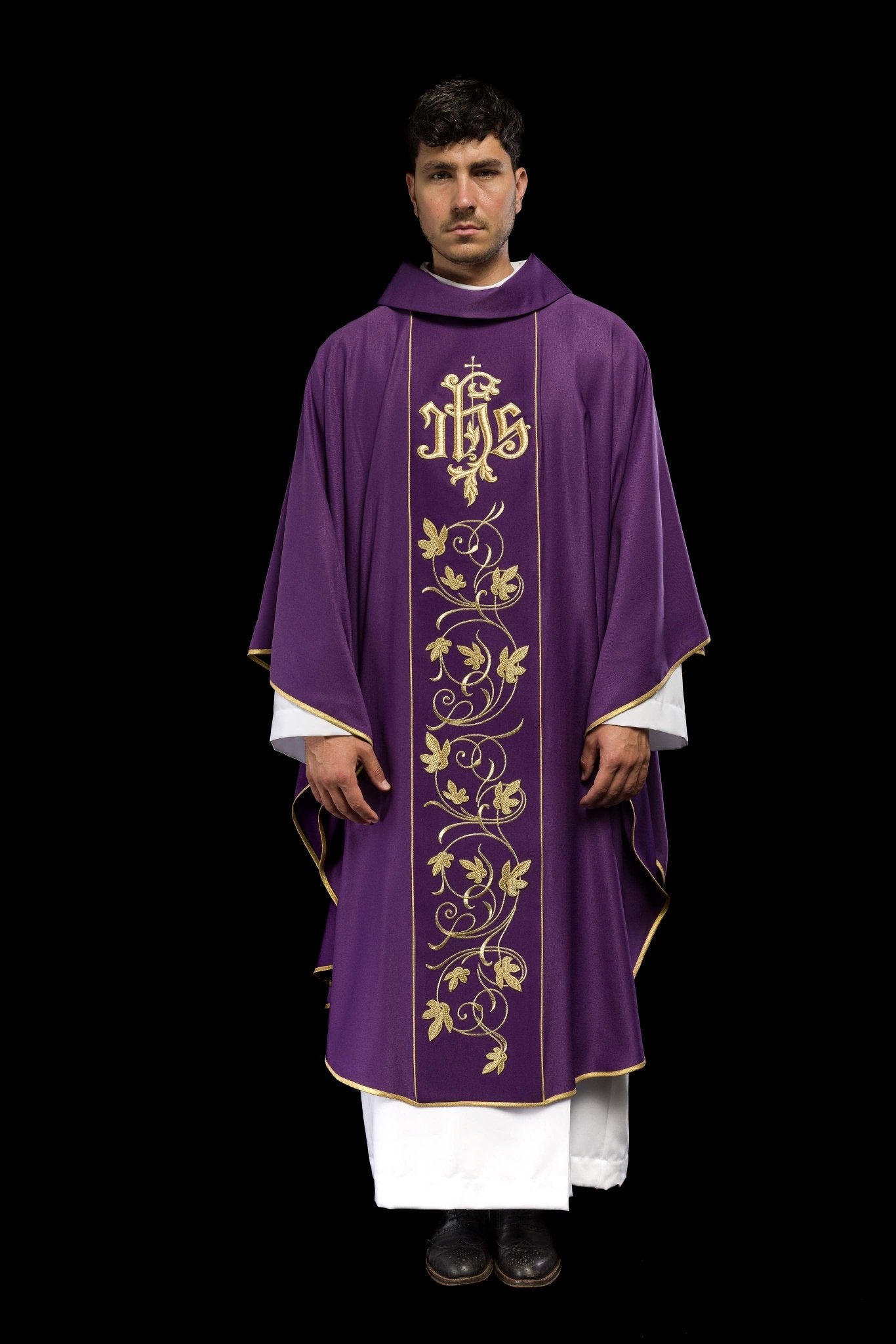 Fioletowy ornat liturgiczny z bogato zdobionym pasem motywem florystycznym i IHS