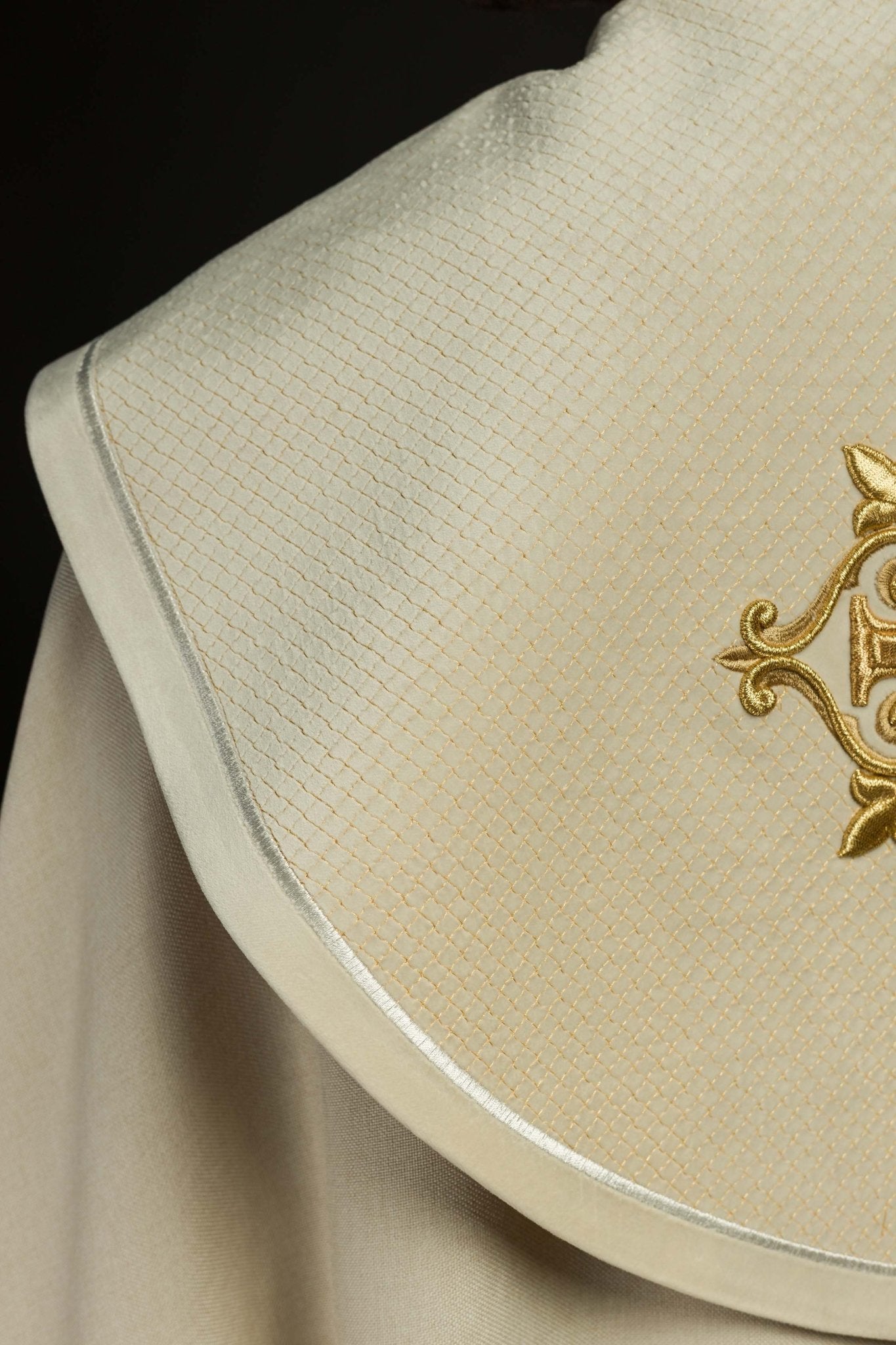Kapa liturgiczna z aksamitnym ecru pasem i haftem krzyży