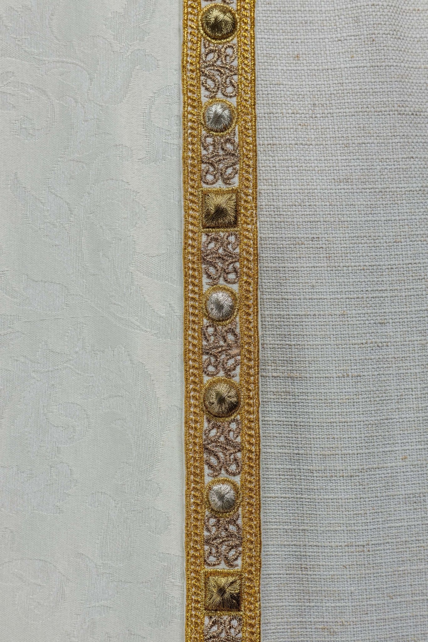 Kapa z barankiem wielkanocnym uszyta na ozdobnej tkaninie