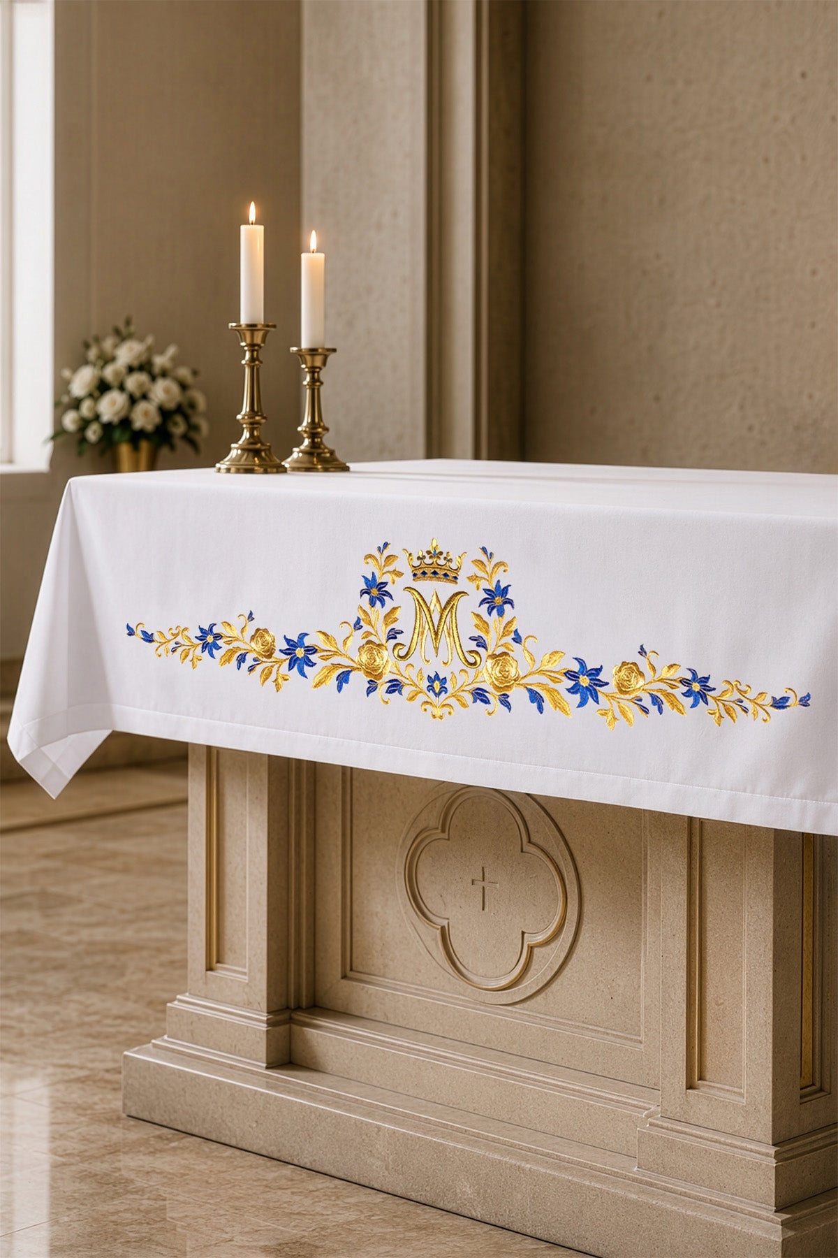 Obrus ołtarzowy z haftowanym symbolem maryjnym