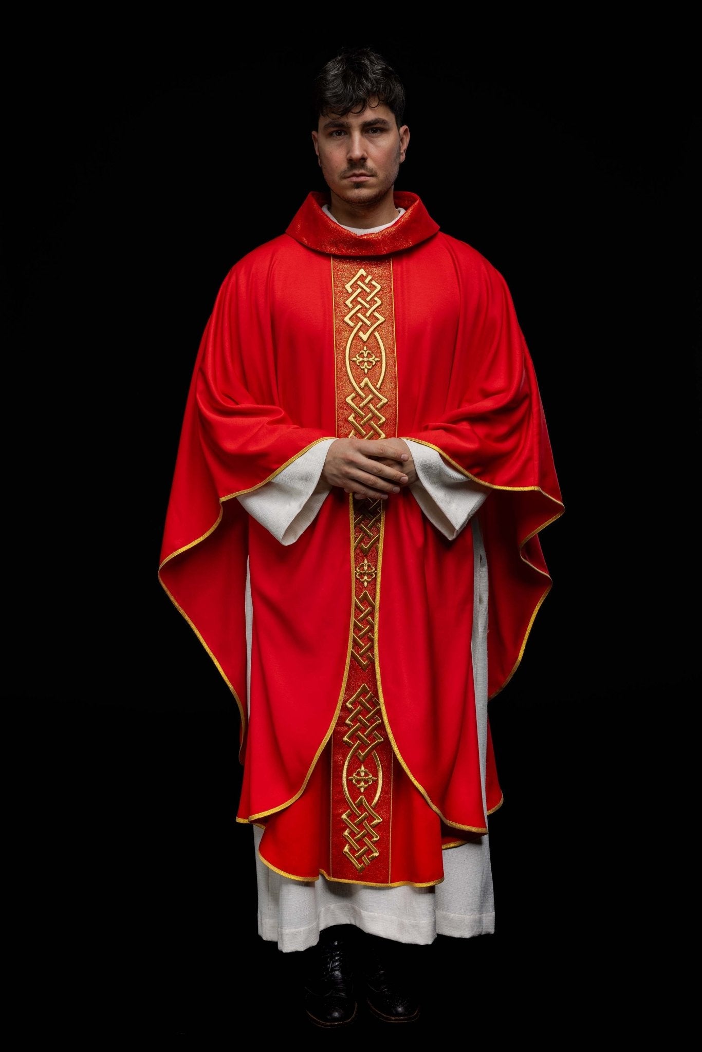 Ornat haftowany Czerwony ze Złotym Motywem Krzyża