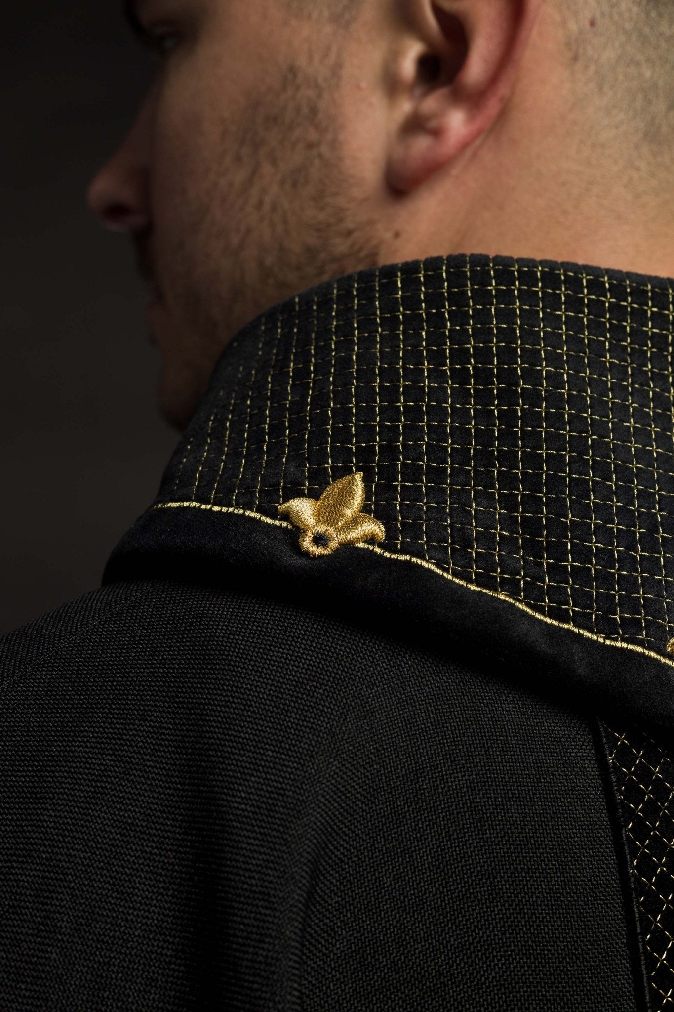 Ornat haftowany na aksamicie z symbolem Krzyż Czarny