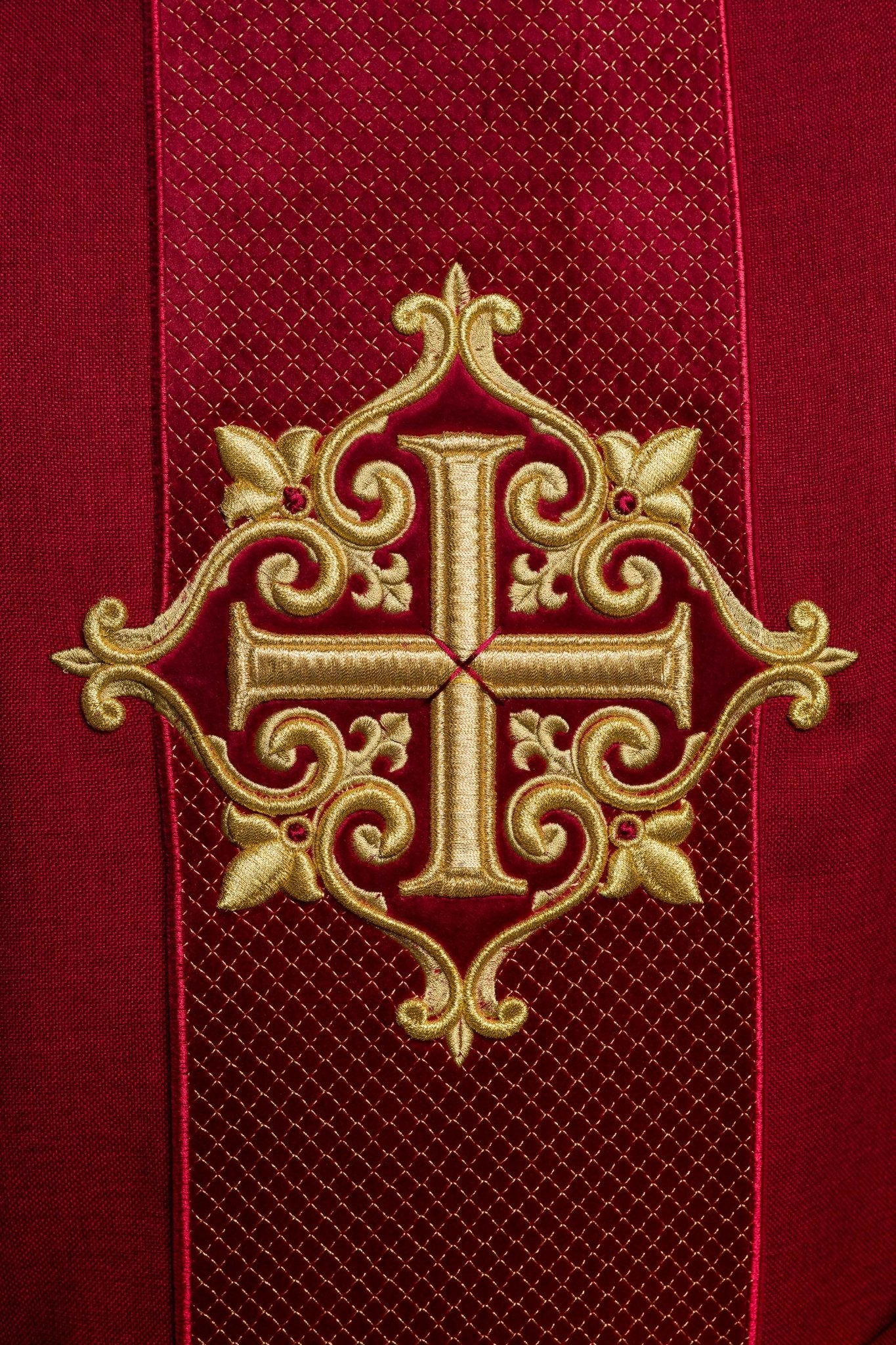 Ornat haftowany na aksamicie z symbolem Krzyż Czerwony