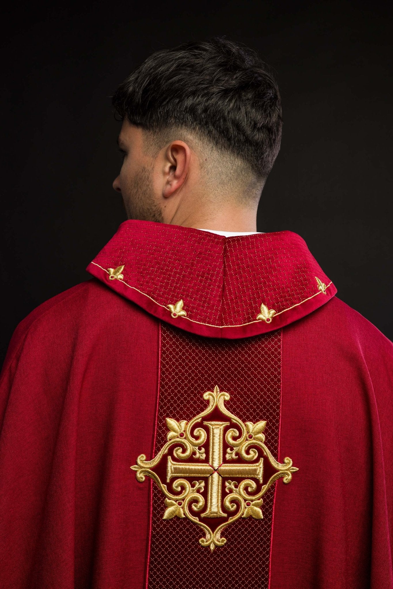 Ornat haftowany na aksamicie z symbolem Krzyż Czerwony