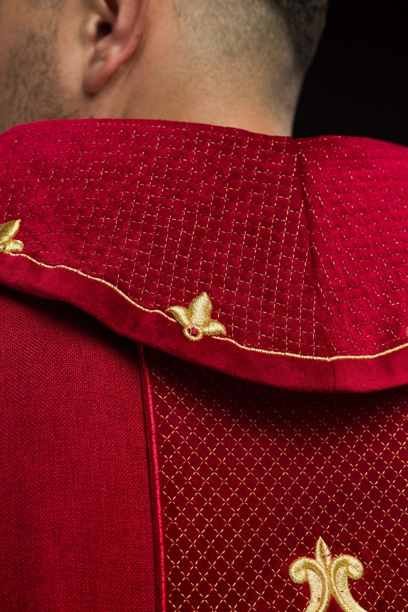 Ornat haftowany na aksamicie z symbolem Krzyż Czerwony