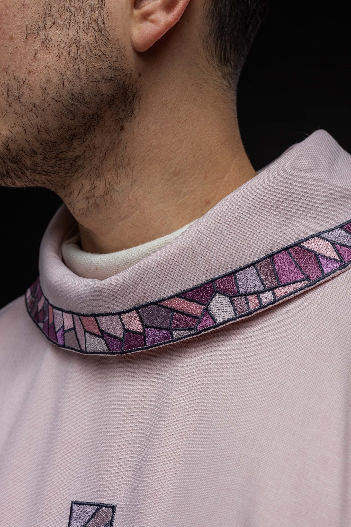 Ornat haftowany Różowy z krzyżem Mozaika