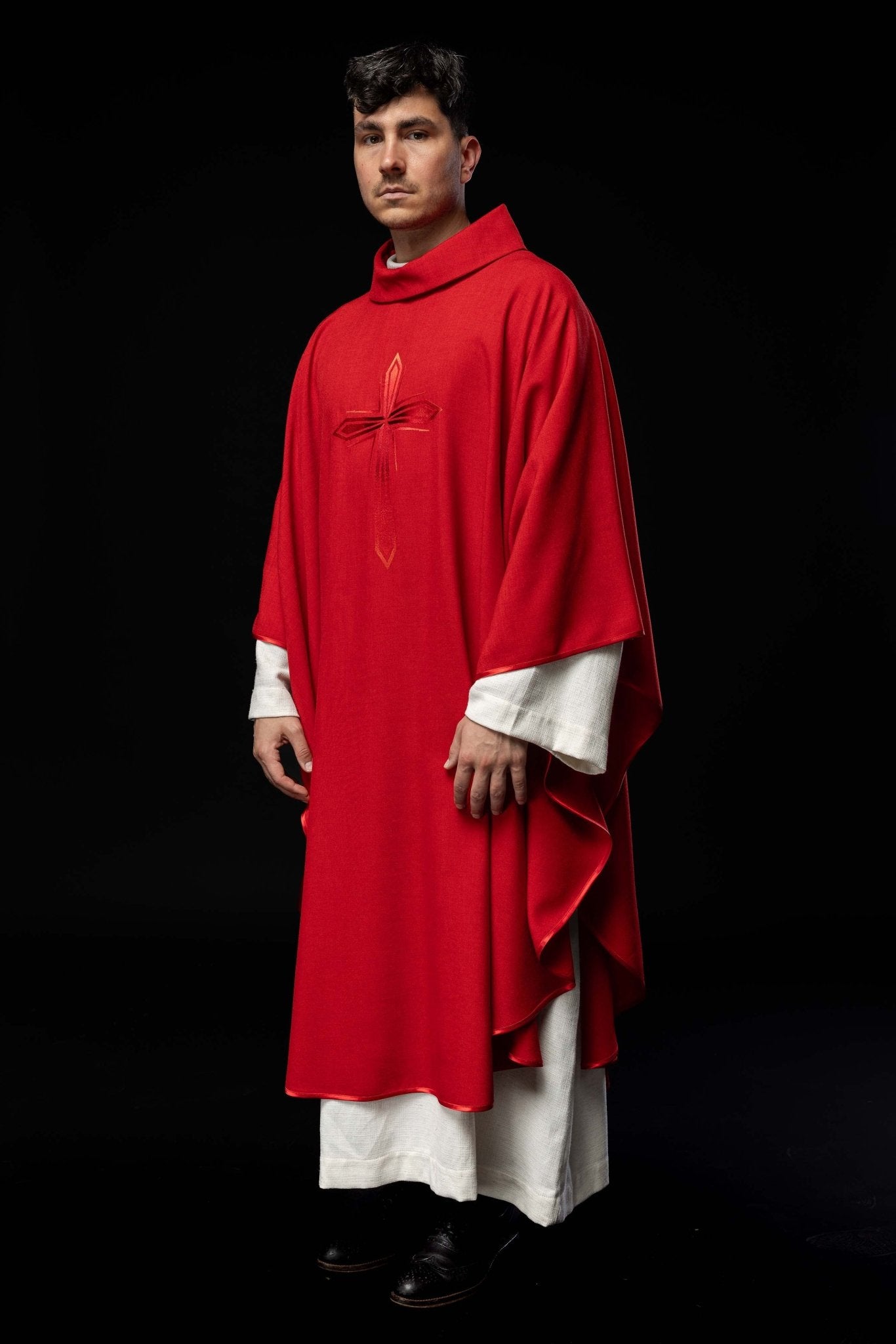 Ornat haftowany w kolorze czerwonym