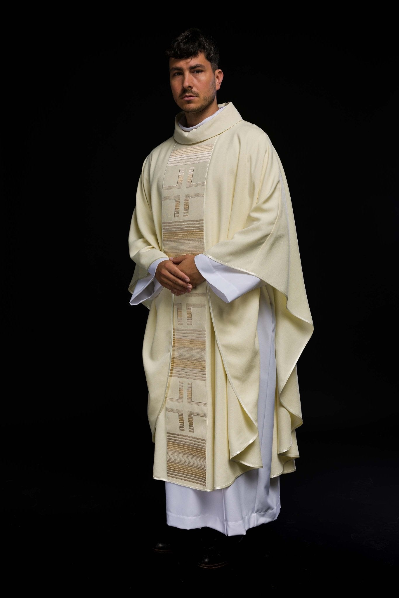 Ornat haftowany z Krzyżami w kolorze ecru