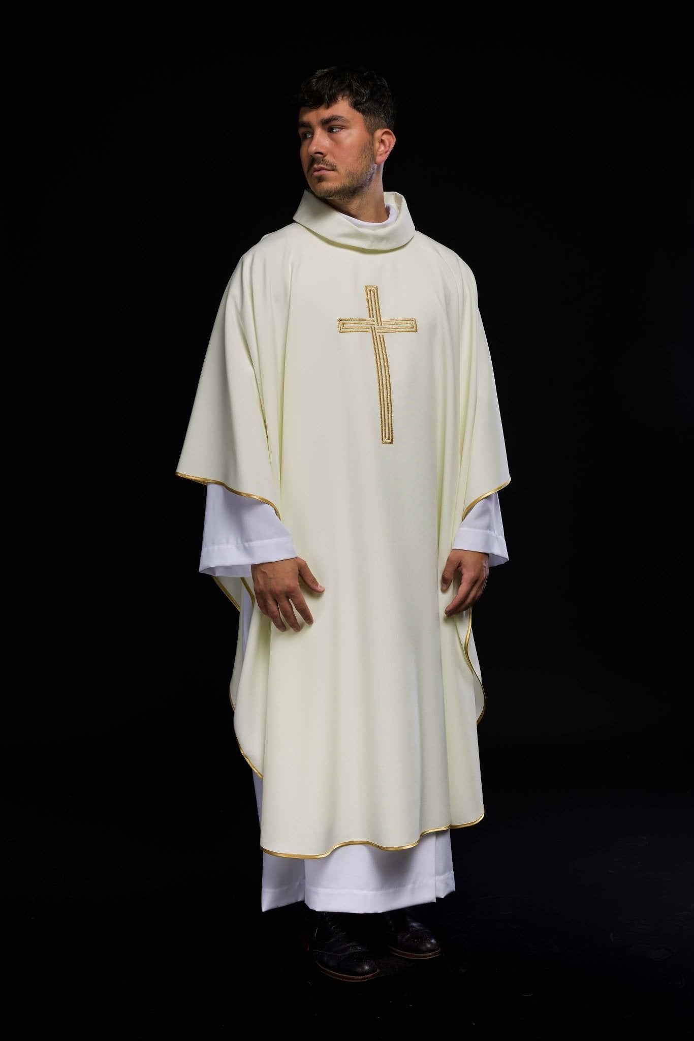 Ornat haftowany z motywem Krzyża w kolorze ecru