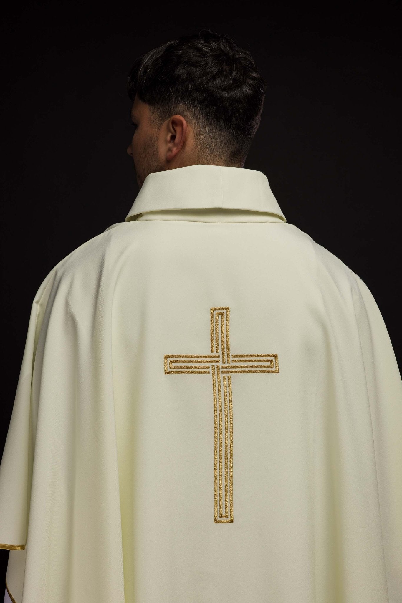 Ornat haftowany z motywem Krzyża w kolorze ecru