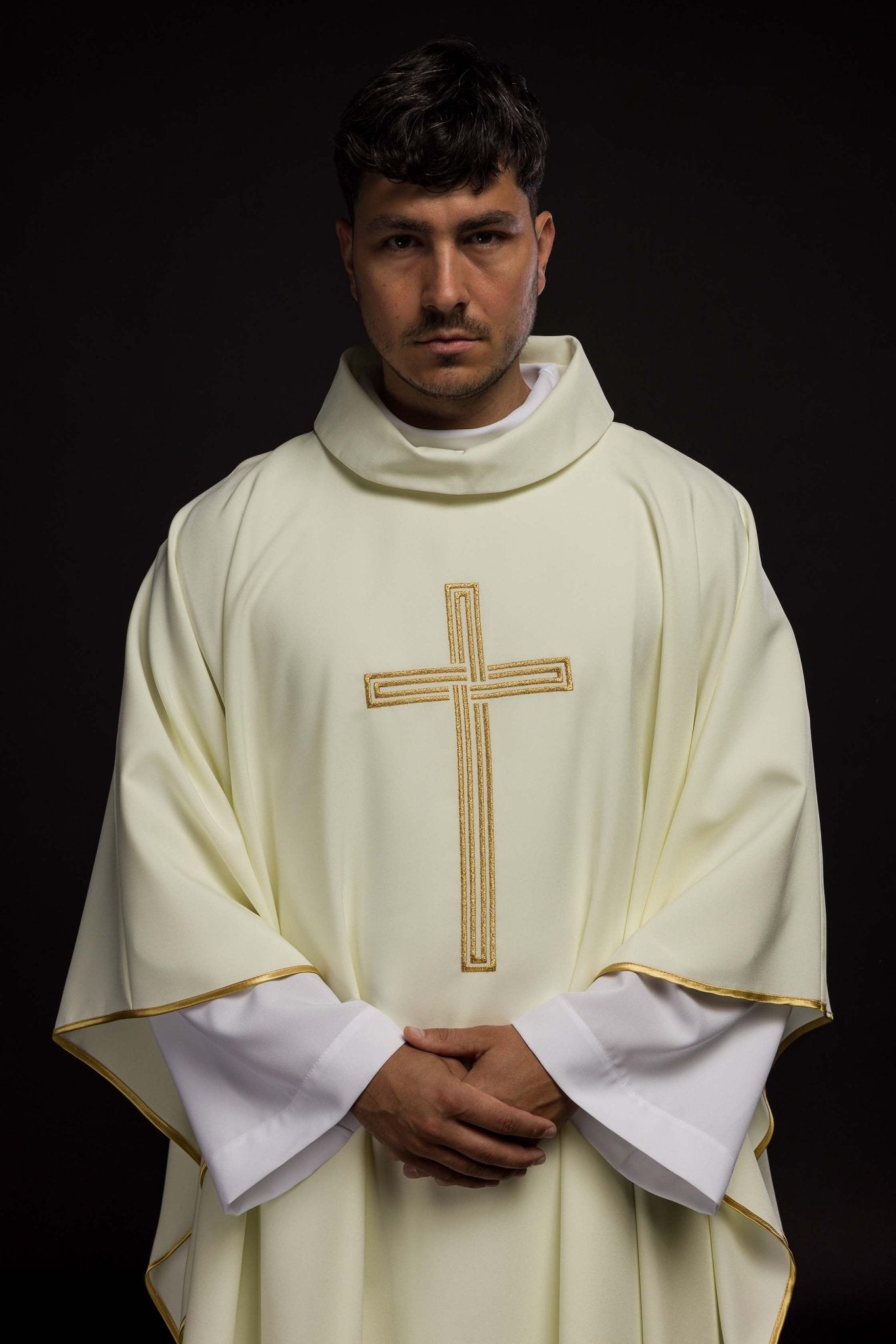 Ornat haftowany z motywem Krzyża w kolorze ecru