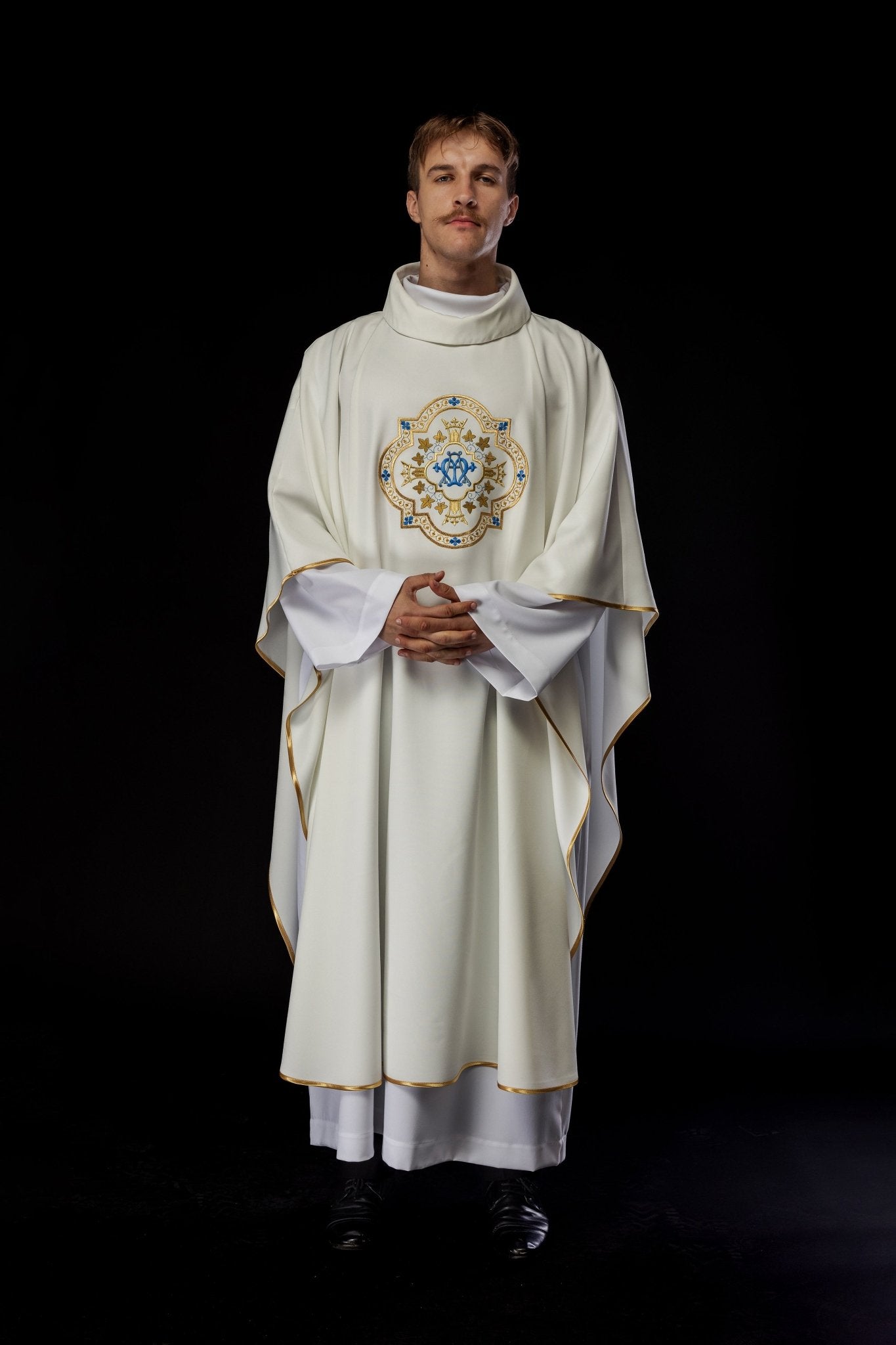 Ornat haftowany z motywem Maryjnym ecru