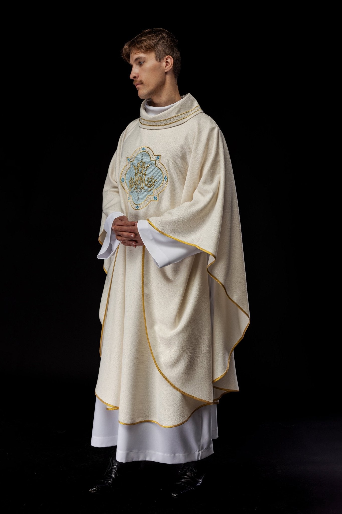 Ornat haftowany z motywem Maryjnym ecru