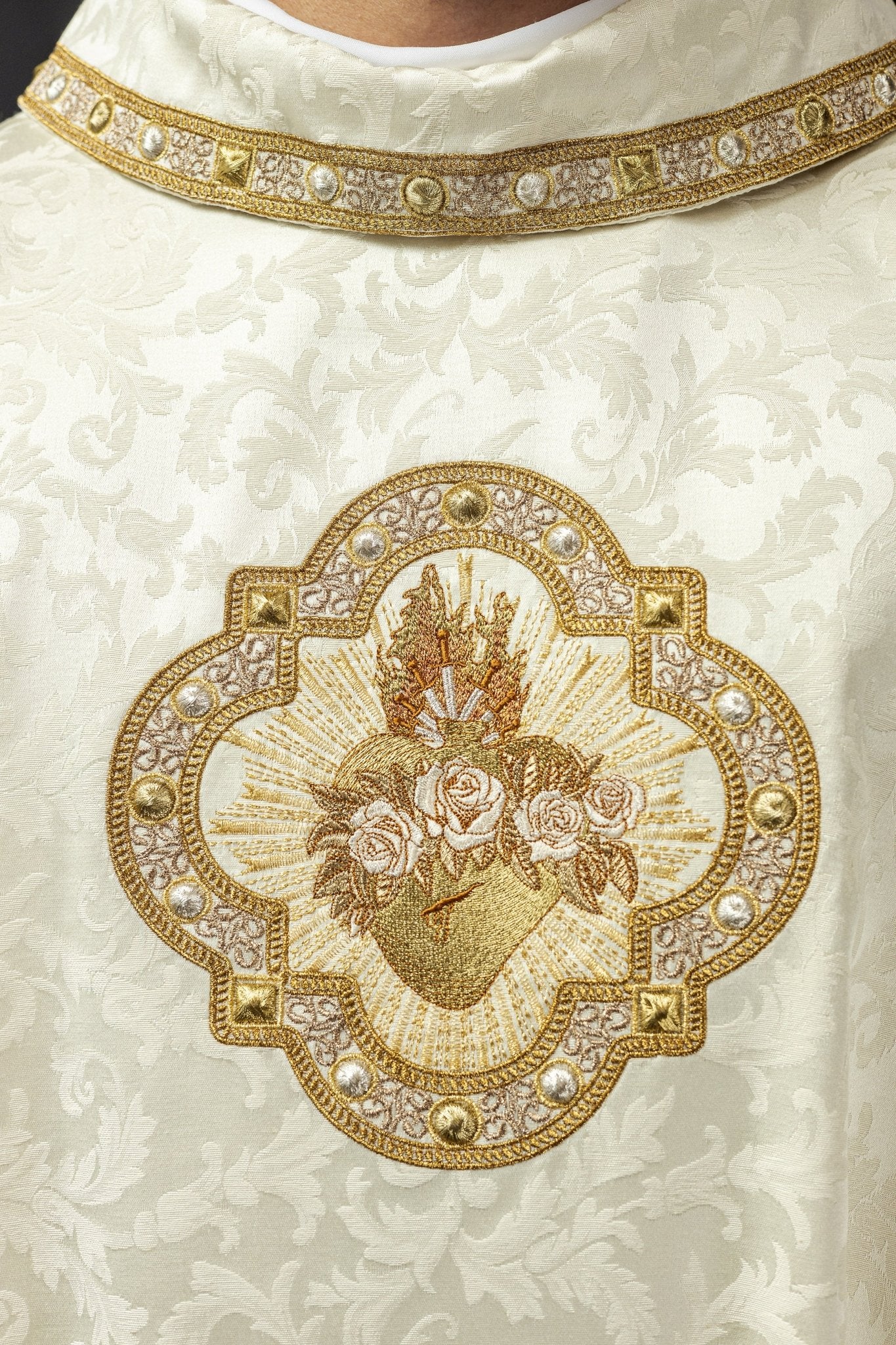 Ornat haftowany z motywem Serca Maryi na żakardzie