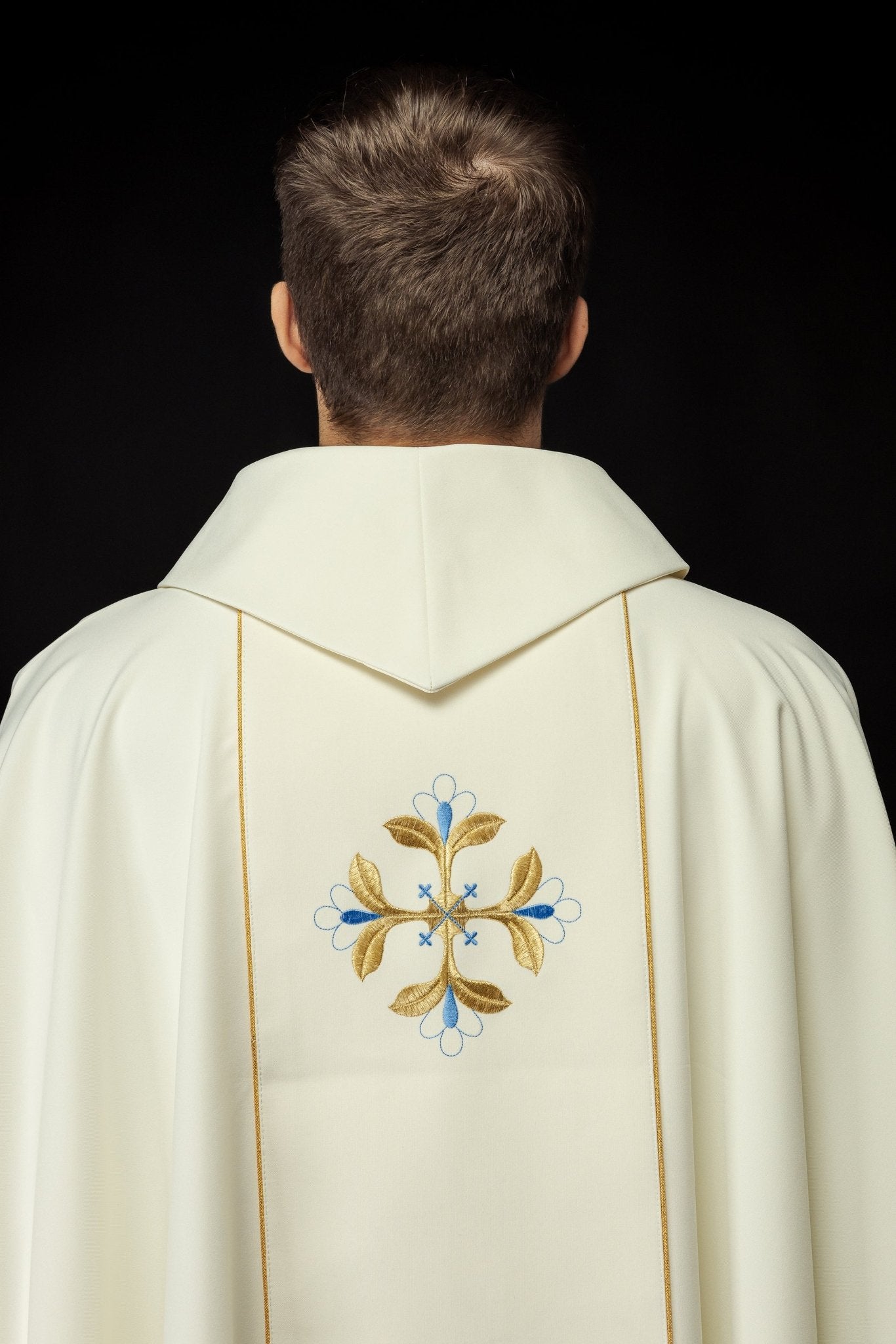 Ornat haftowany z wizerunkiem Matki Bożej Fatimskiej