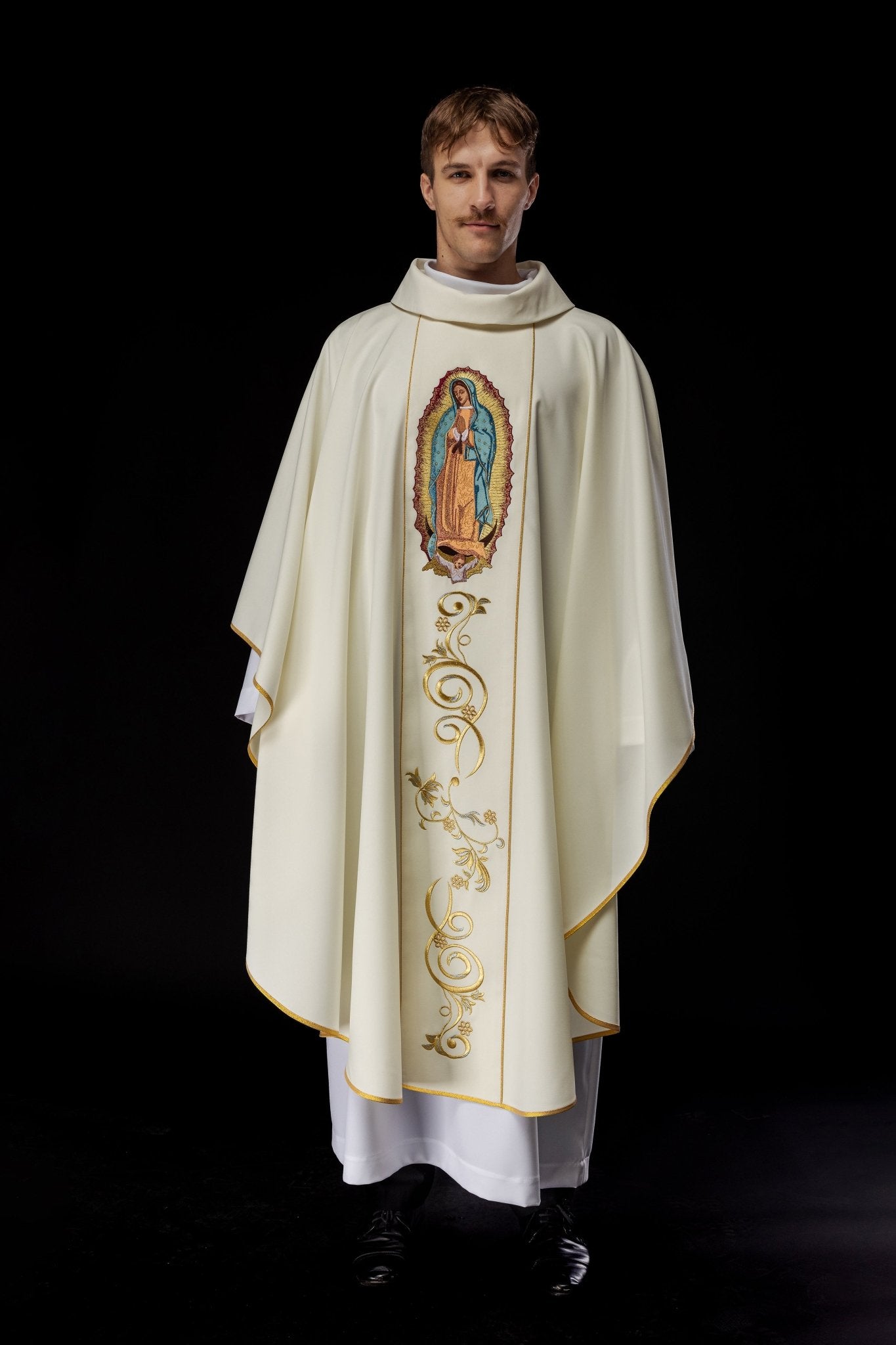 Ornat haftowany z wizerunkiem Matki Bożej Guadalupe