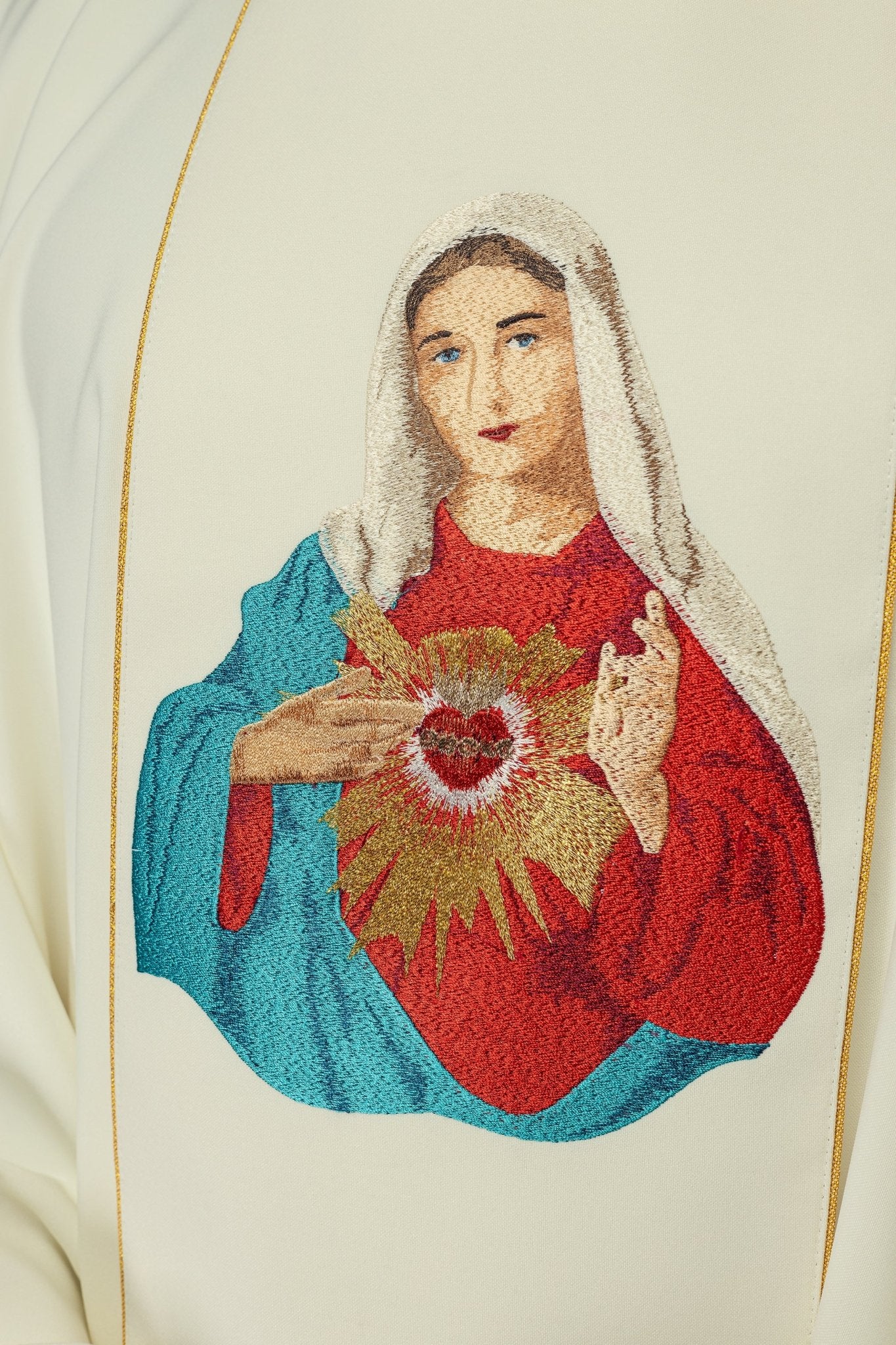 Ornat haftowany z wizerunkiem Serca Maryi