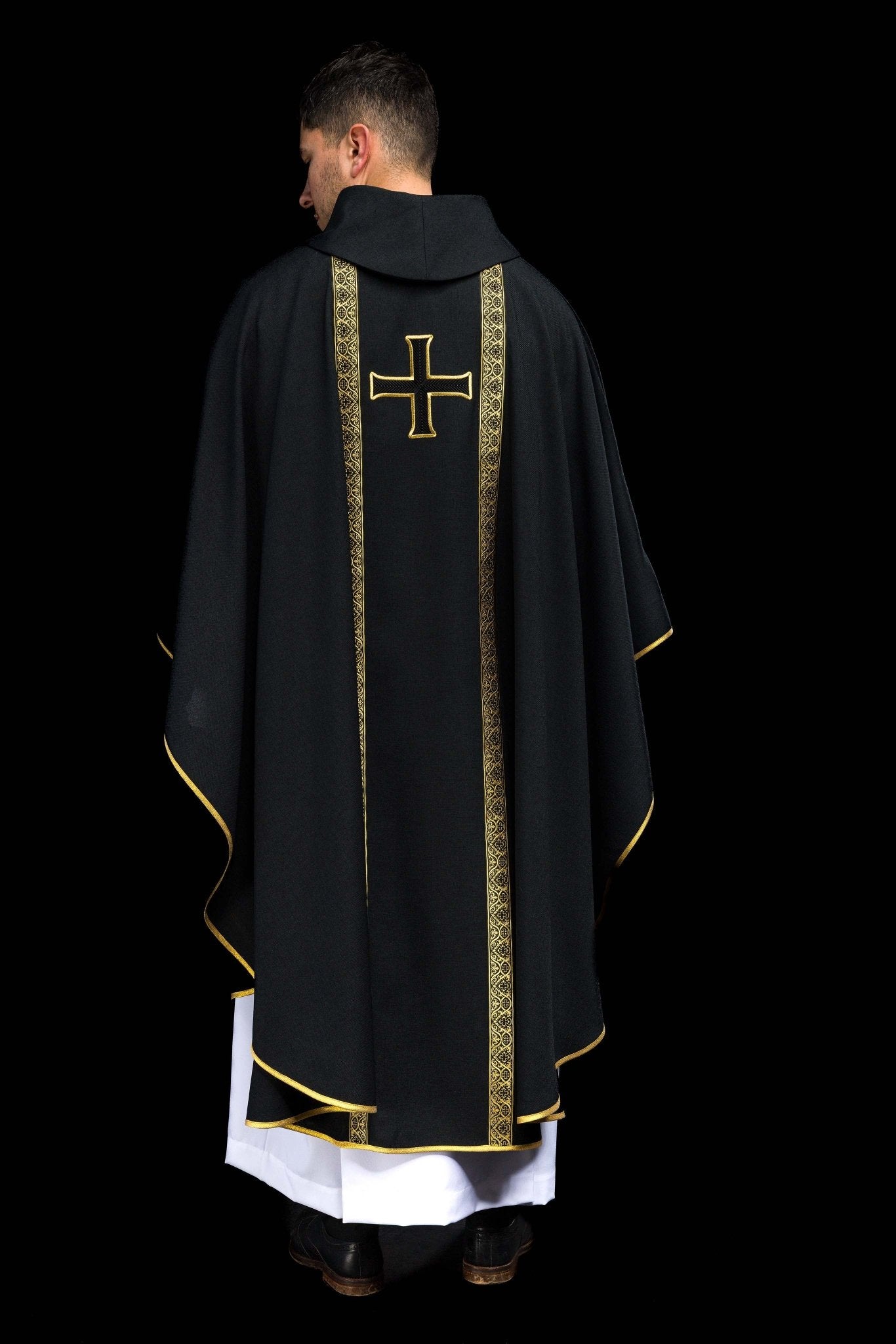 Ornat liturgiczny czarny z haftowanym krzyżem i taśmami żakardowymi
