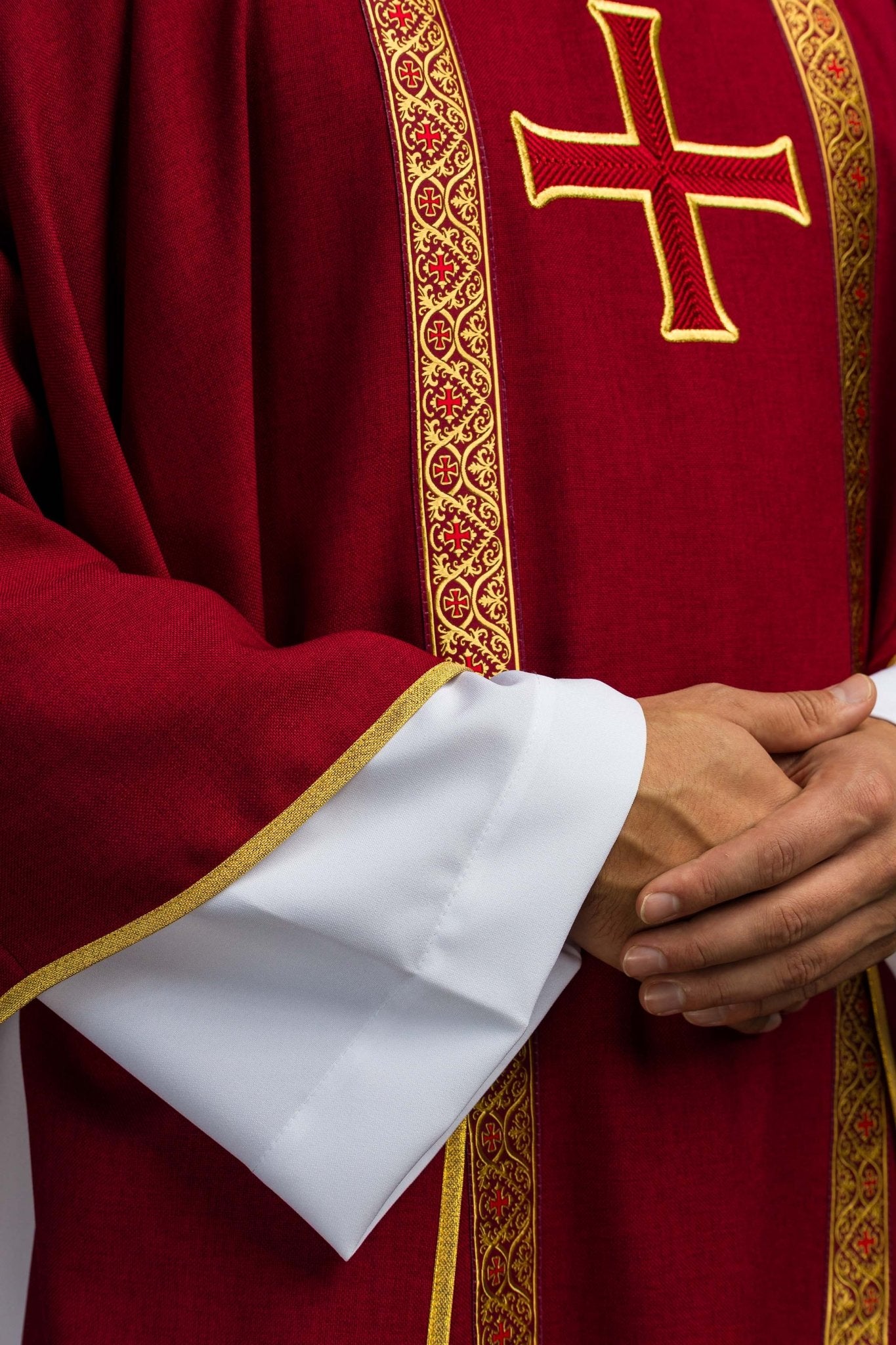 Ornat liturgiczny czerwony z haftowanym krzyżem i taśmami żakardowymi