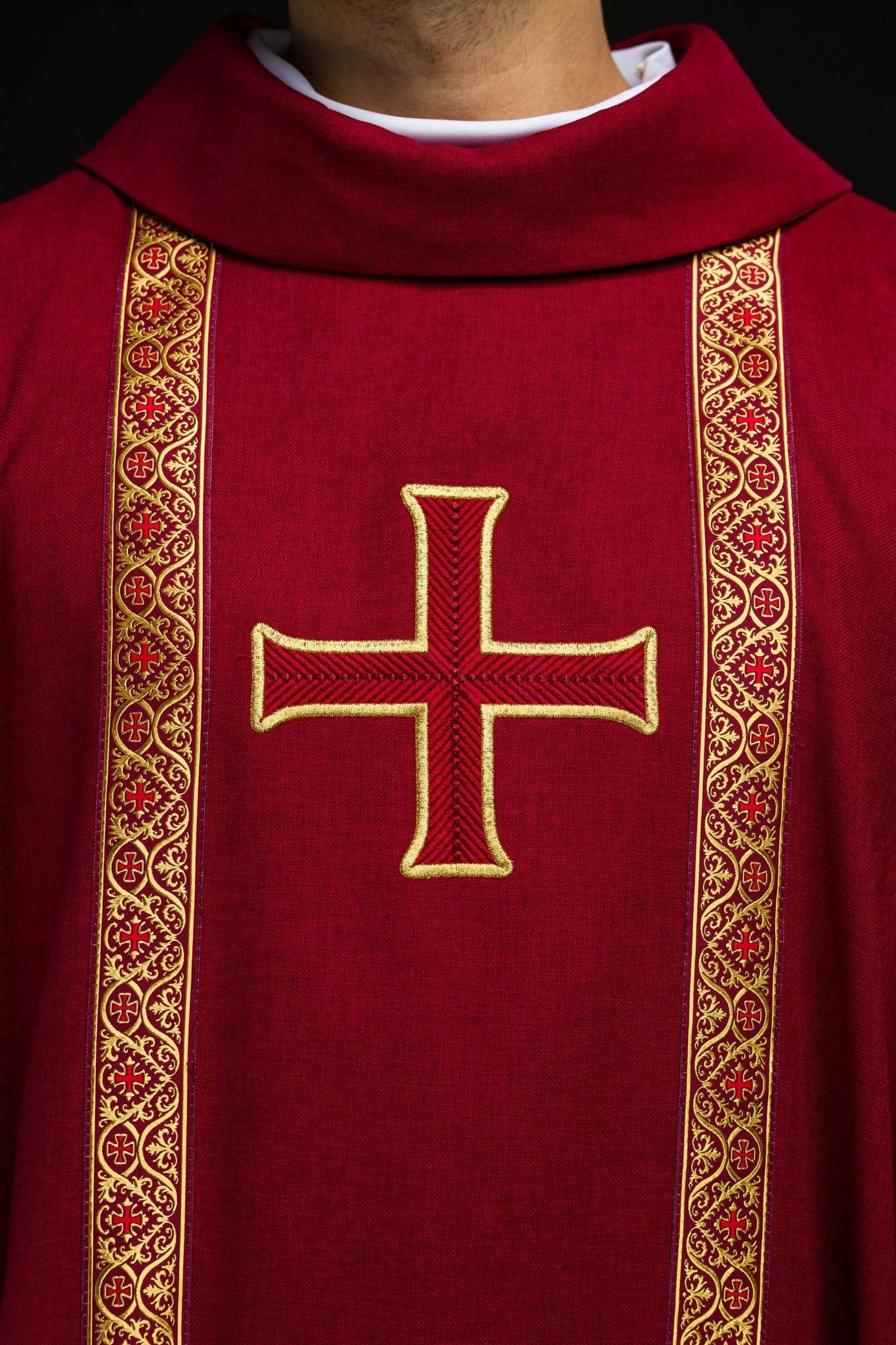 Ornat liturgiczny czerwony z haftowanym krzyżem i taśmami żakardowymi