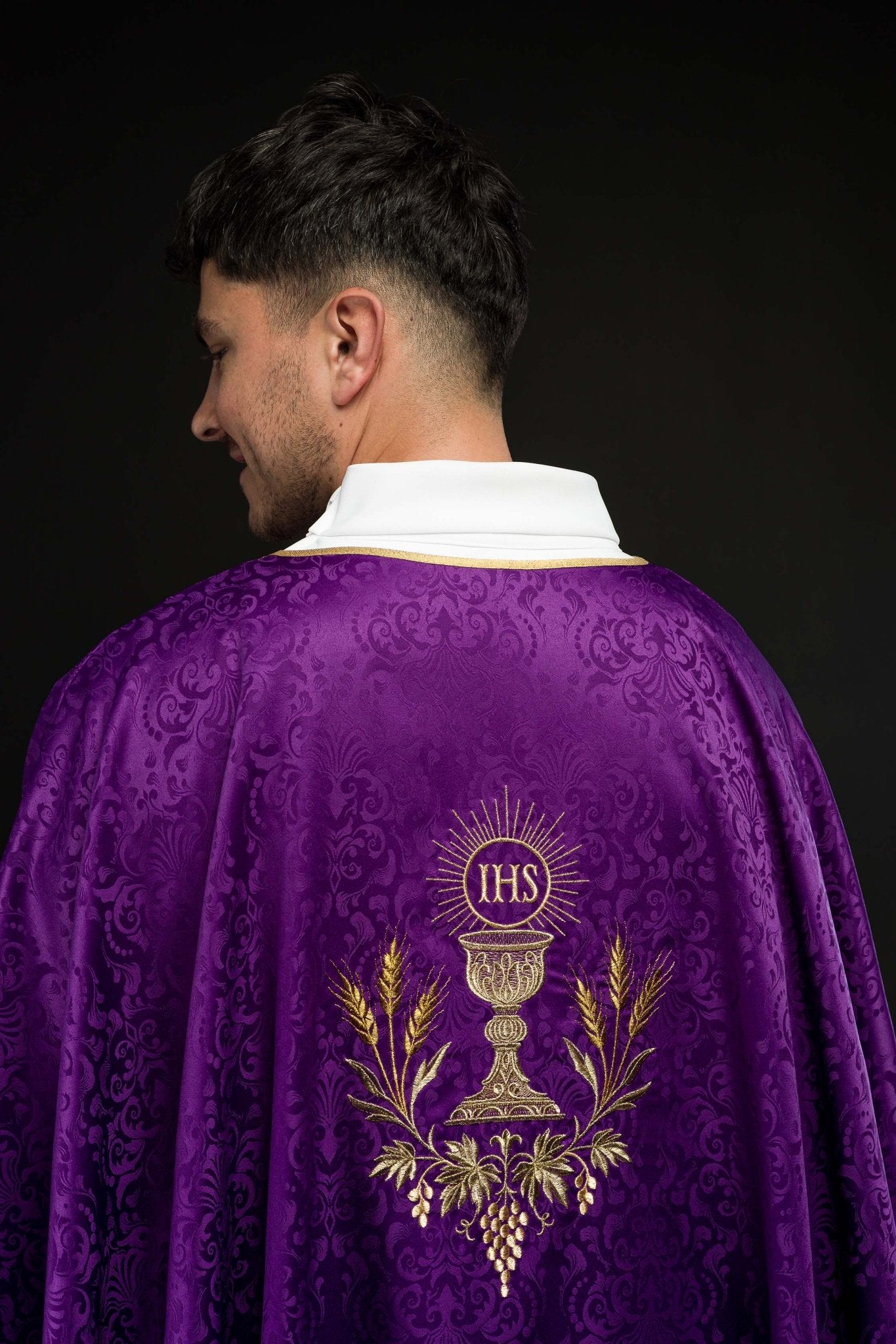 Ornat liturgiczny fioletowy z haftem kielicha i hostii na tkaninie żakardowej