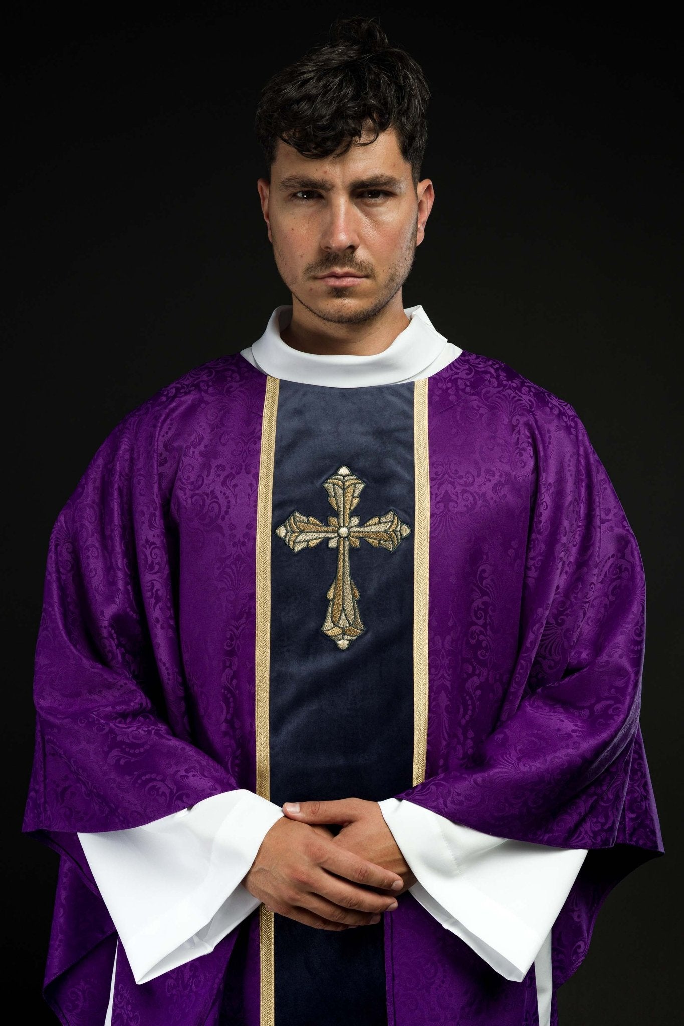 Ornat liturgiczny fioletowy z pasem i haftem krzyża na tkaninie żakardowej
