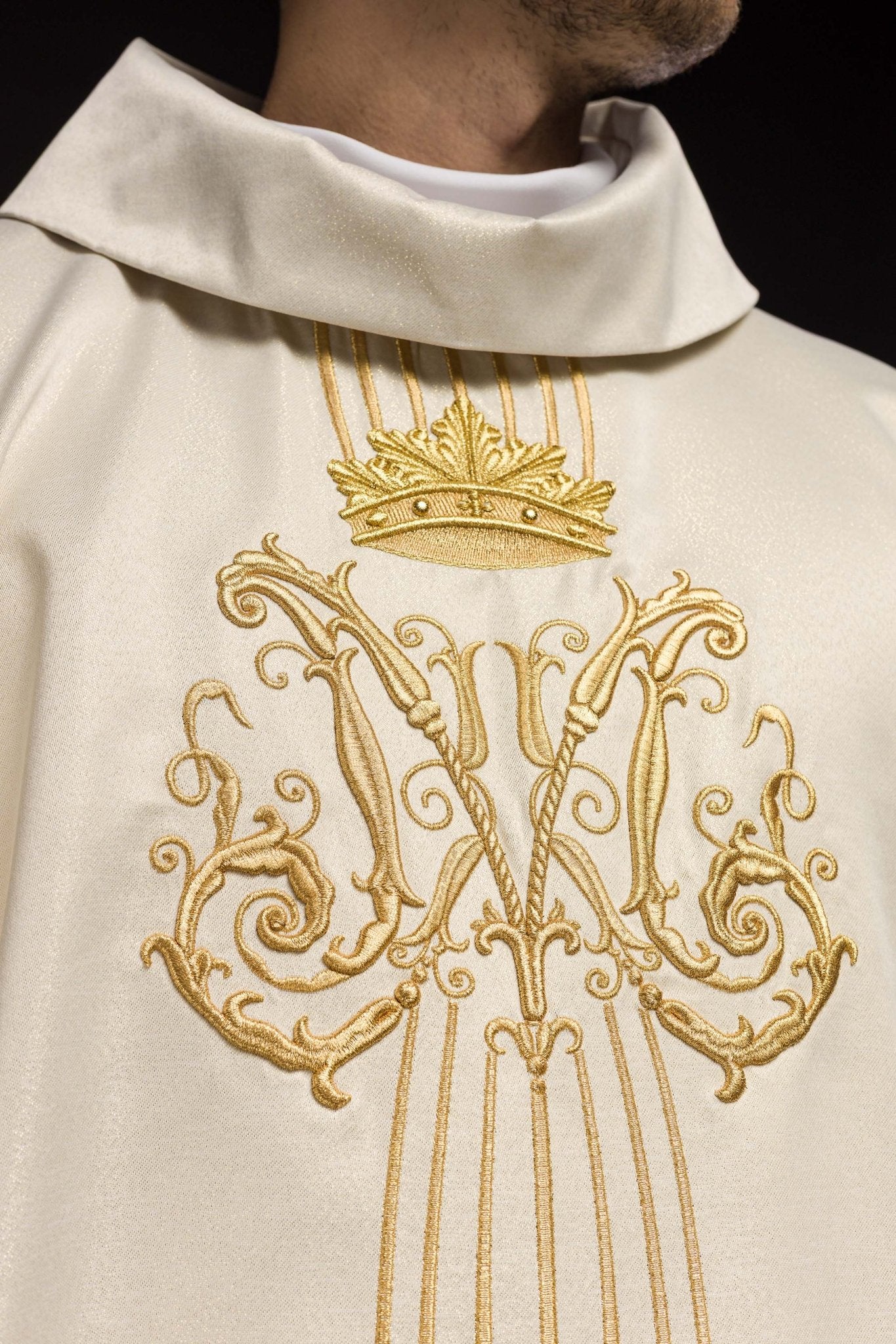 Ornat liturgiczny Maryjny błyszczący z kamieniami LE/7025 ECRU