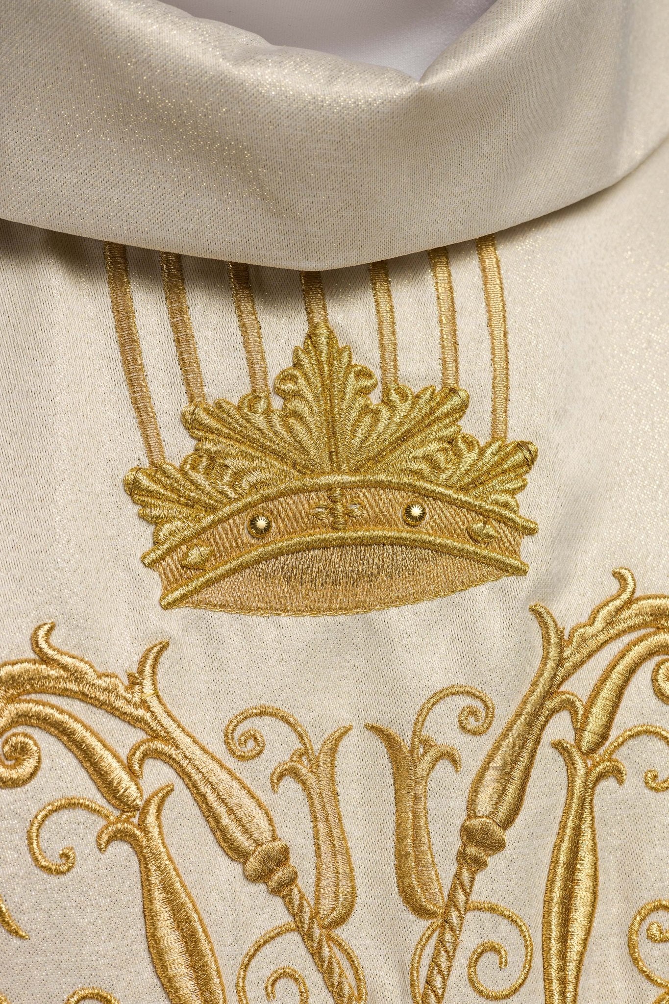 Ornat liturgiczny Maryjny błyszczący z kamieniami LE/7025 ECRU