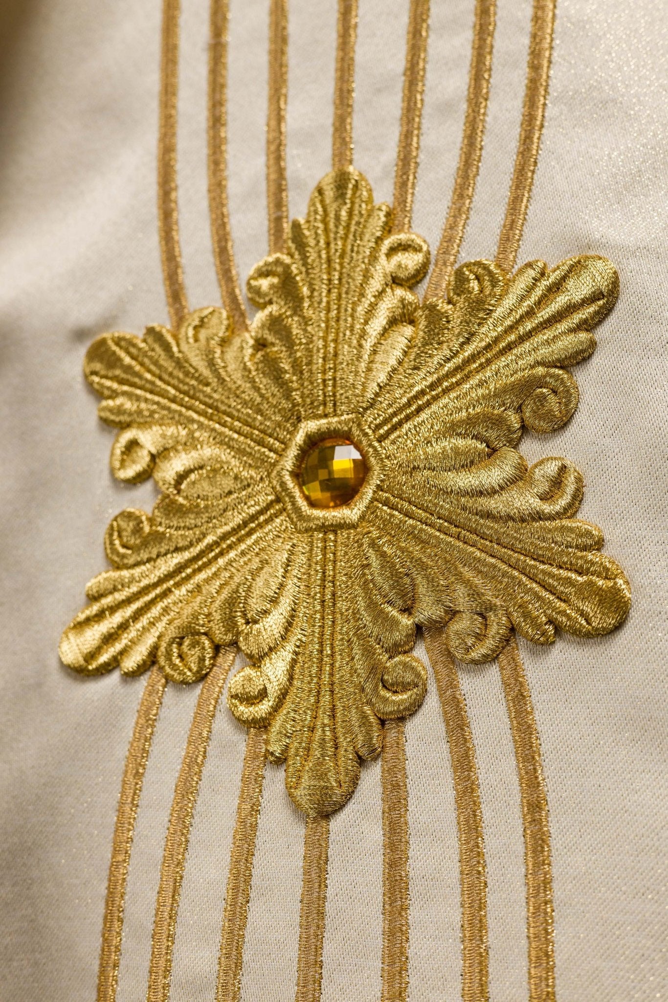 Ornat liturgiczny Maryjny błyszczący z kamieniami LE/7025 ECRU