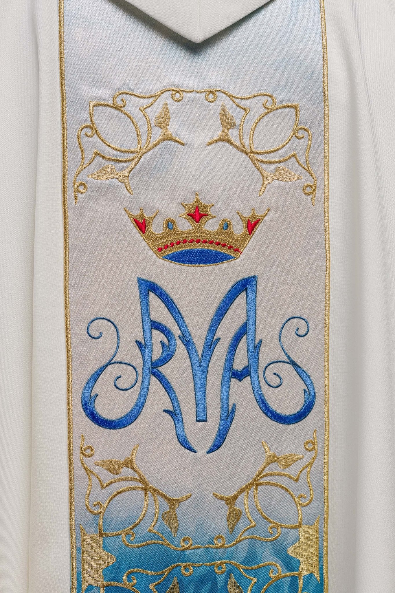 Ornat liturgiczny Maryjny z pasem haftowanym i sublimowanym w kolorze ecru