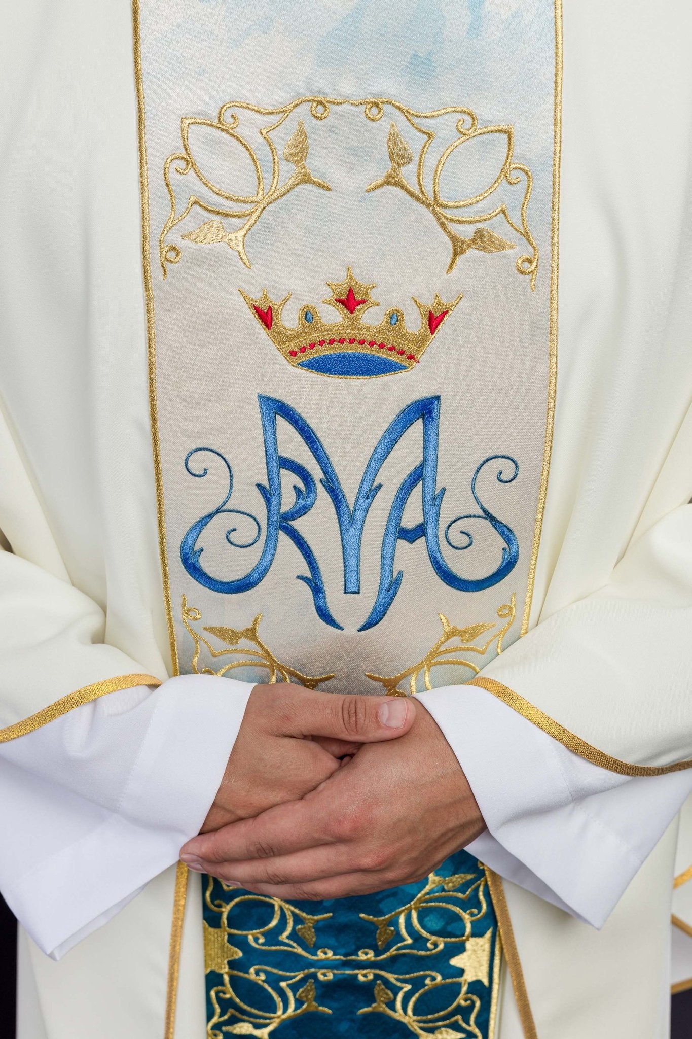 Ornat liturgiczny Maryjny z pasem haftowanym i sublimowanym w kolorze ecru