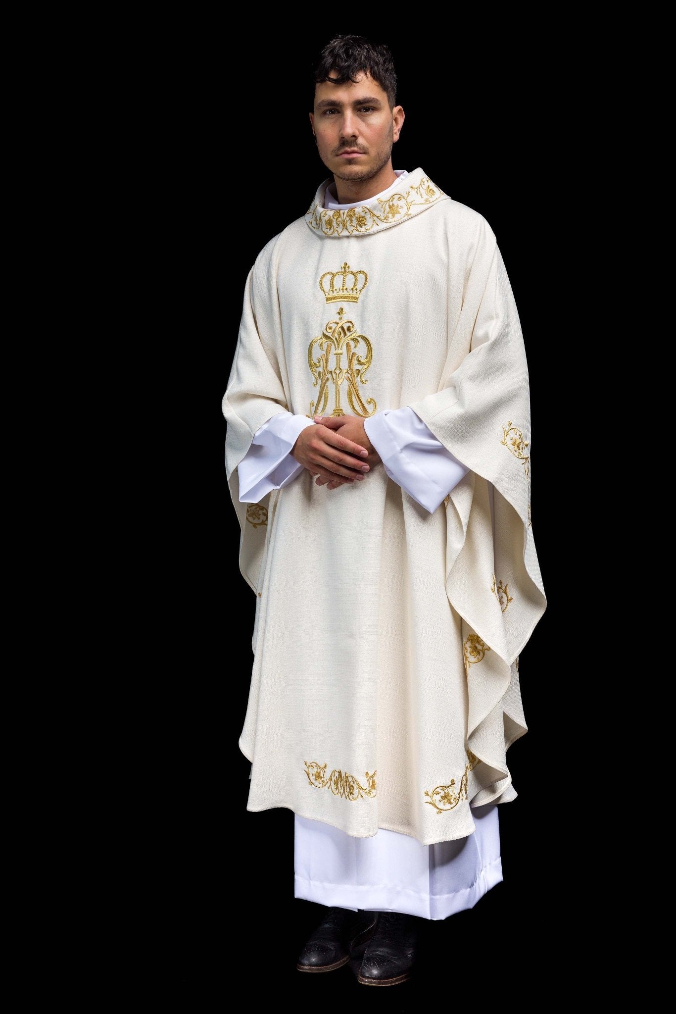 Ornat liturgiczny z haftowanym herbem Maryjnym i Koroną
