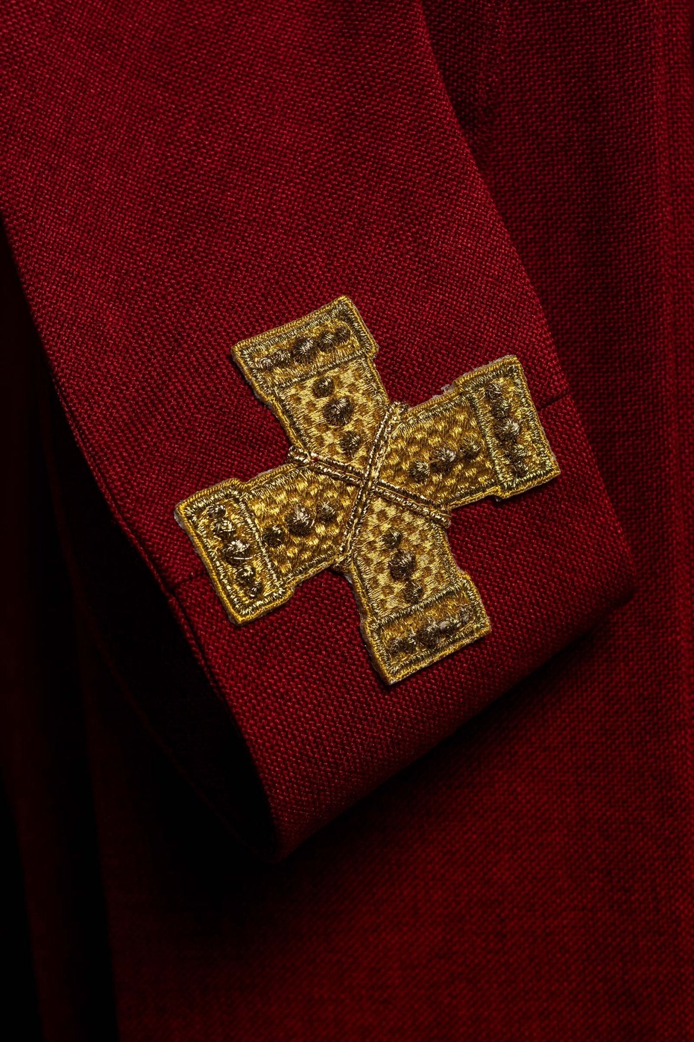 Ornat w kolorze czerwonym z haftowanym pasem w krzyże