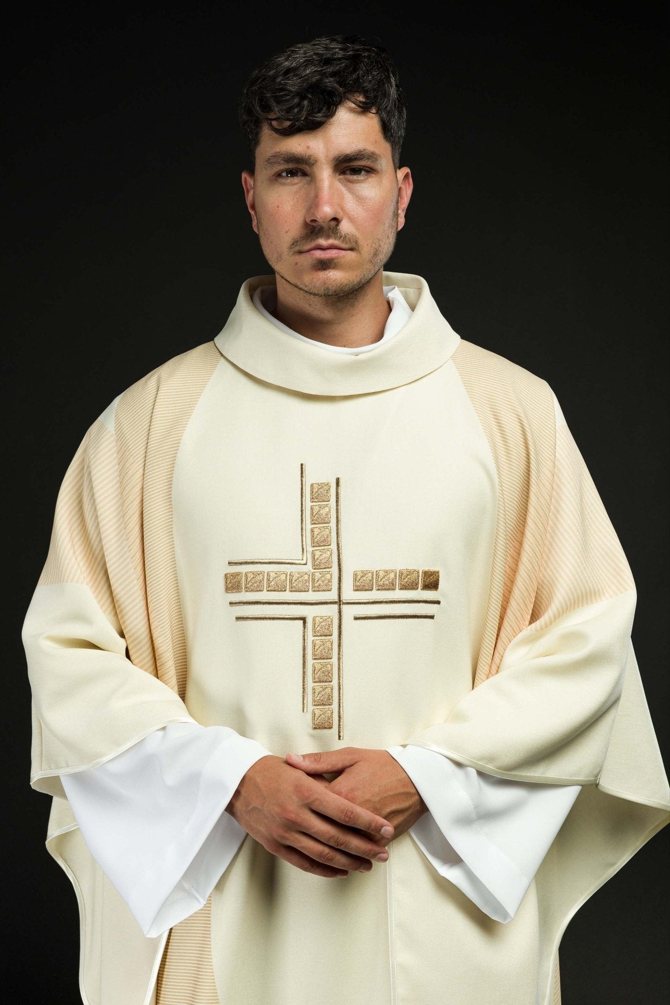 Ornat w kolorze ecru z haftowanym Krzyżem